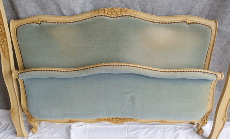 Lit corbeille bois ceruse blanc et dorure velours bleu clair