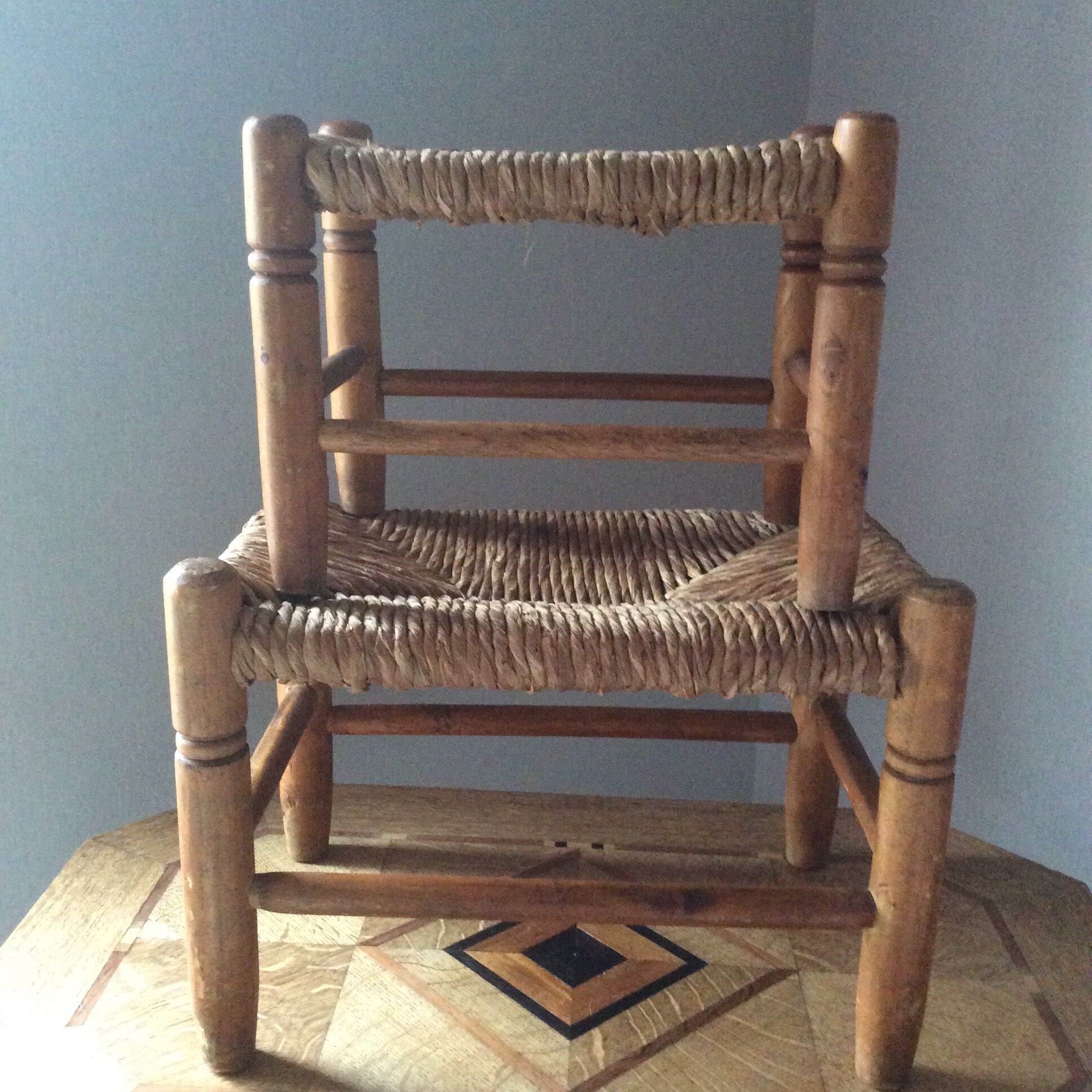 Duo de repose-pieds en bois et paille