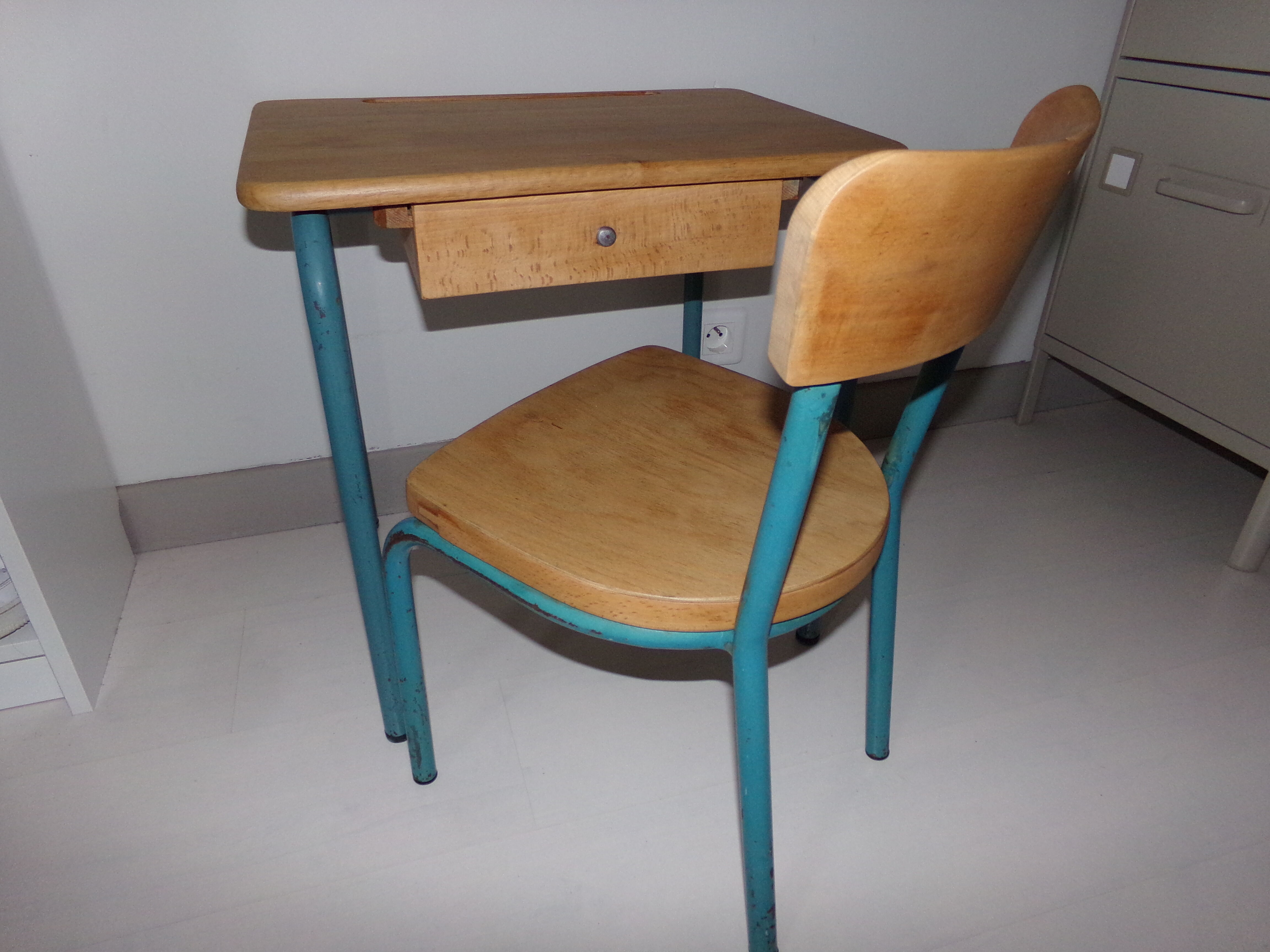 Pupitre de maternelle et sa chaise de la marque Luterma
