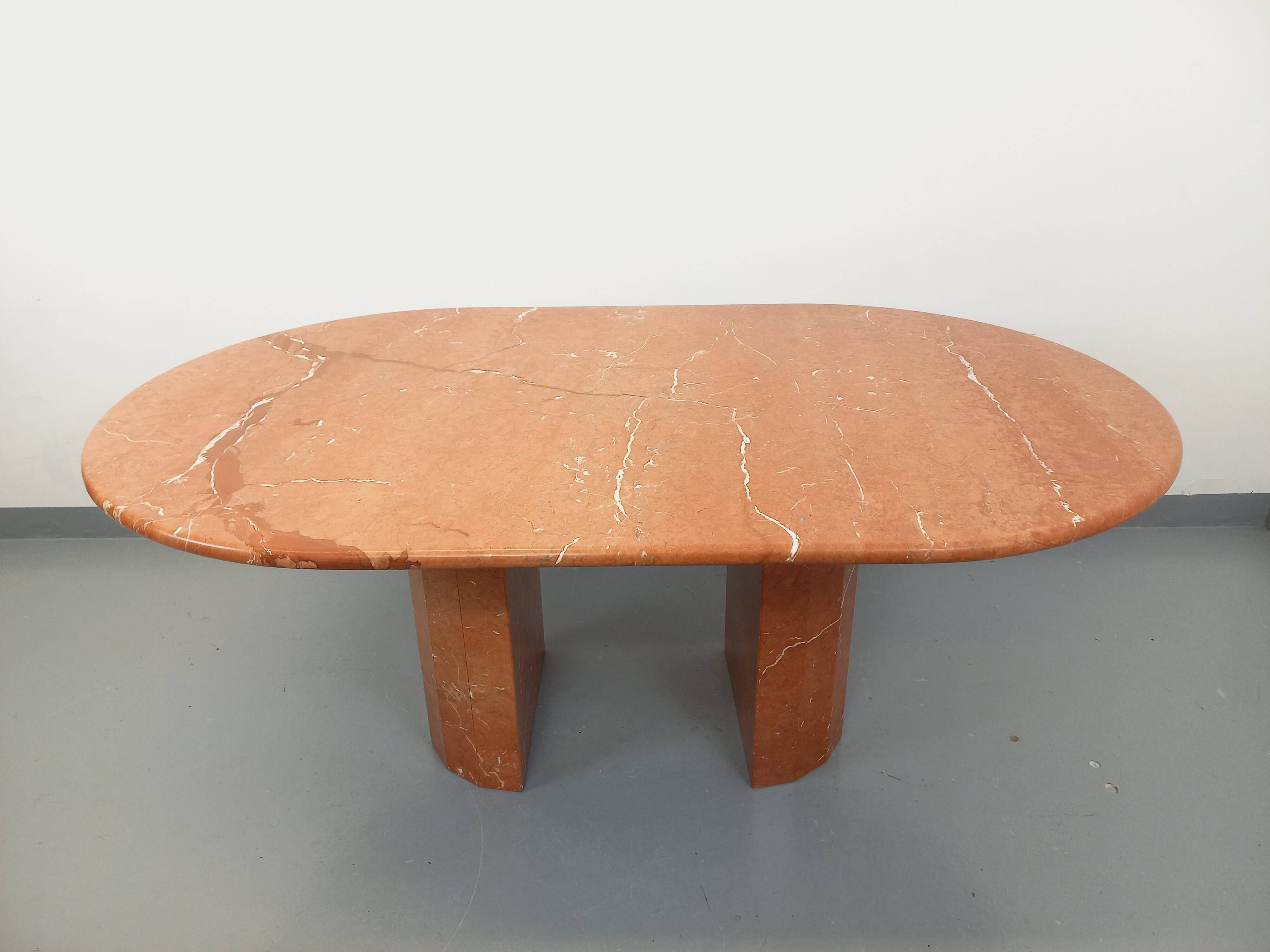 Vintage oval dining table in pink marble from the 70s 80s.