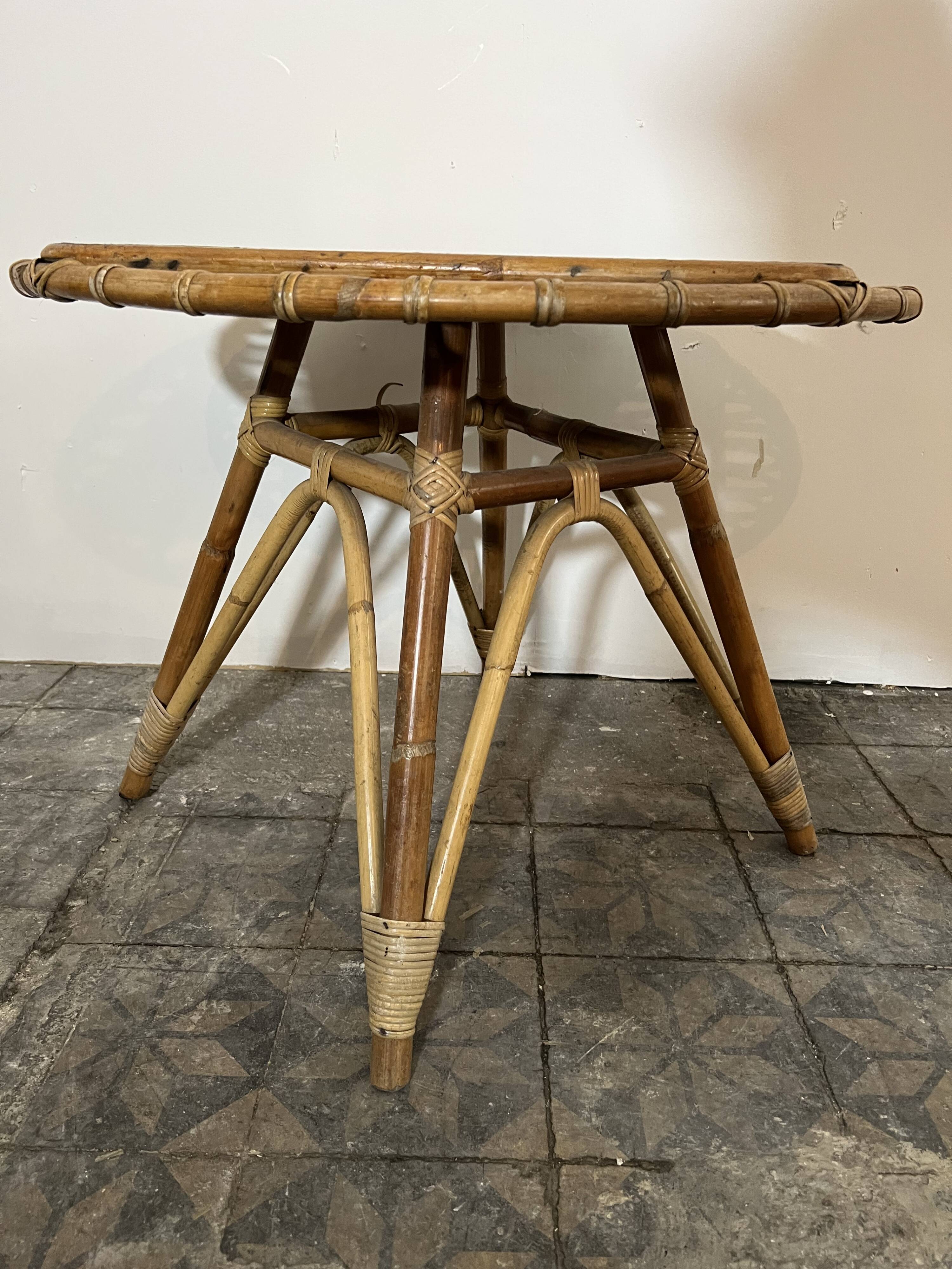Table basse en rotin vintage