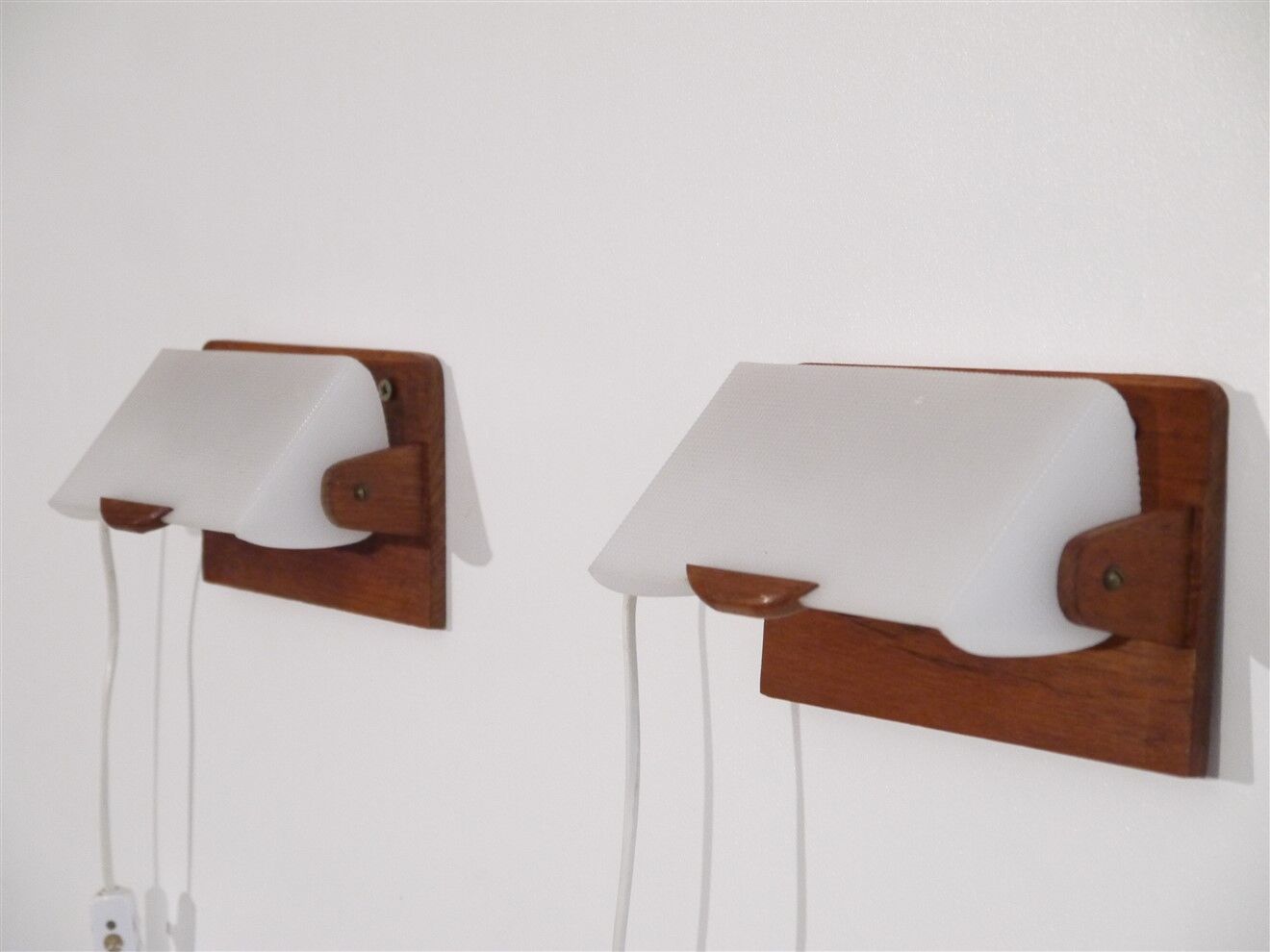 Paire d'appliques vintage scandinave en teck et acrylique