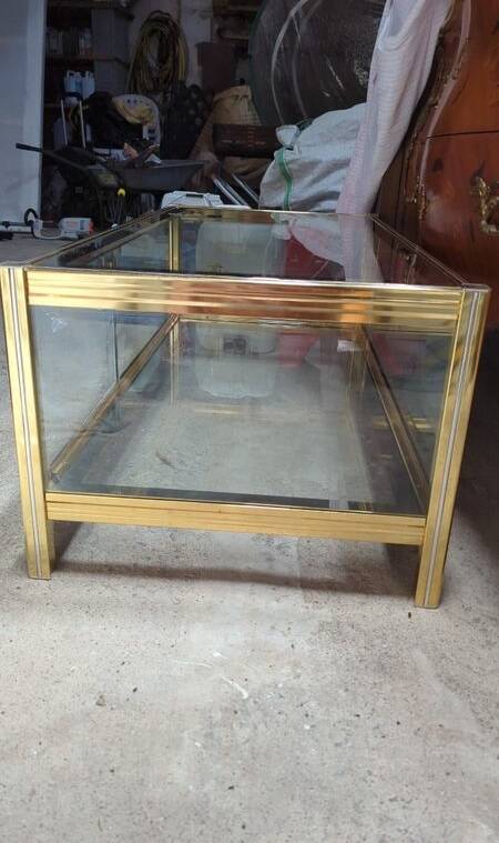 Vintage display coffee table in gilded brass and glass with a lock.