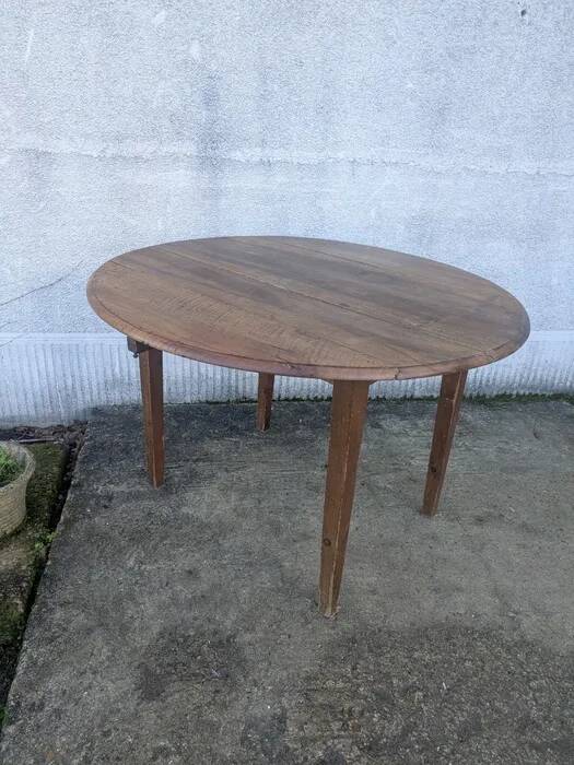Folding round table