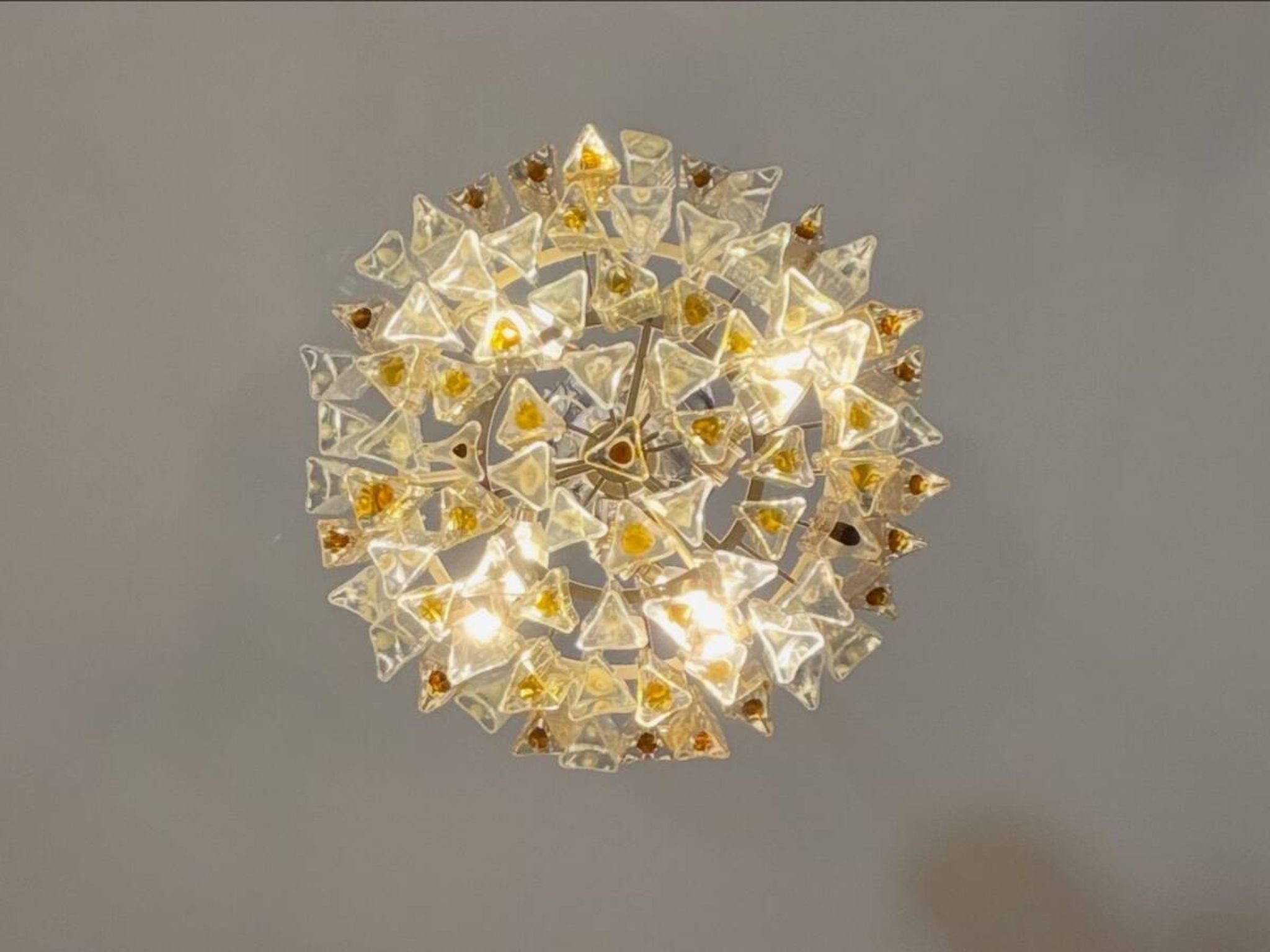 Venetian chandelier in colourless and gold Murano glass, Venini Triedi model, circa 1960.
