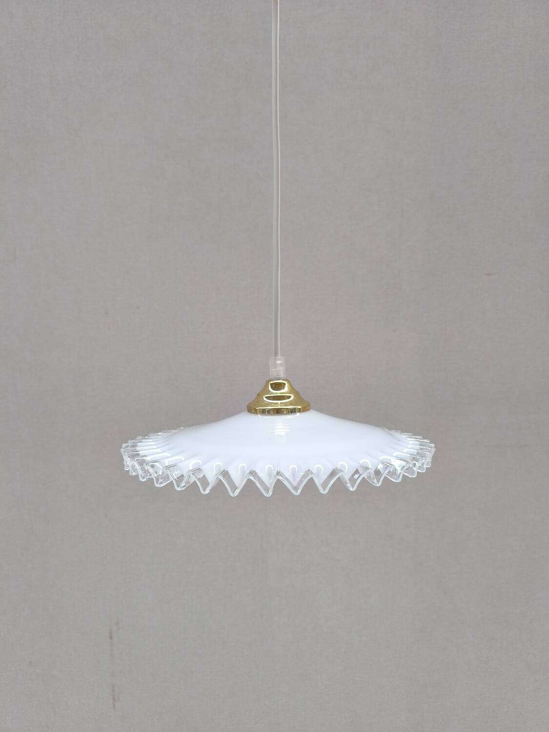 Notched opaline suspension