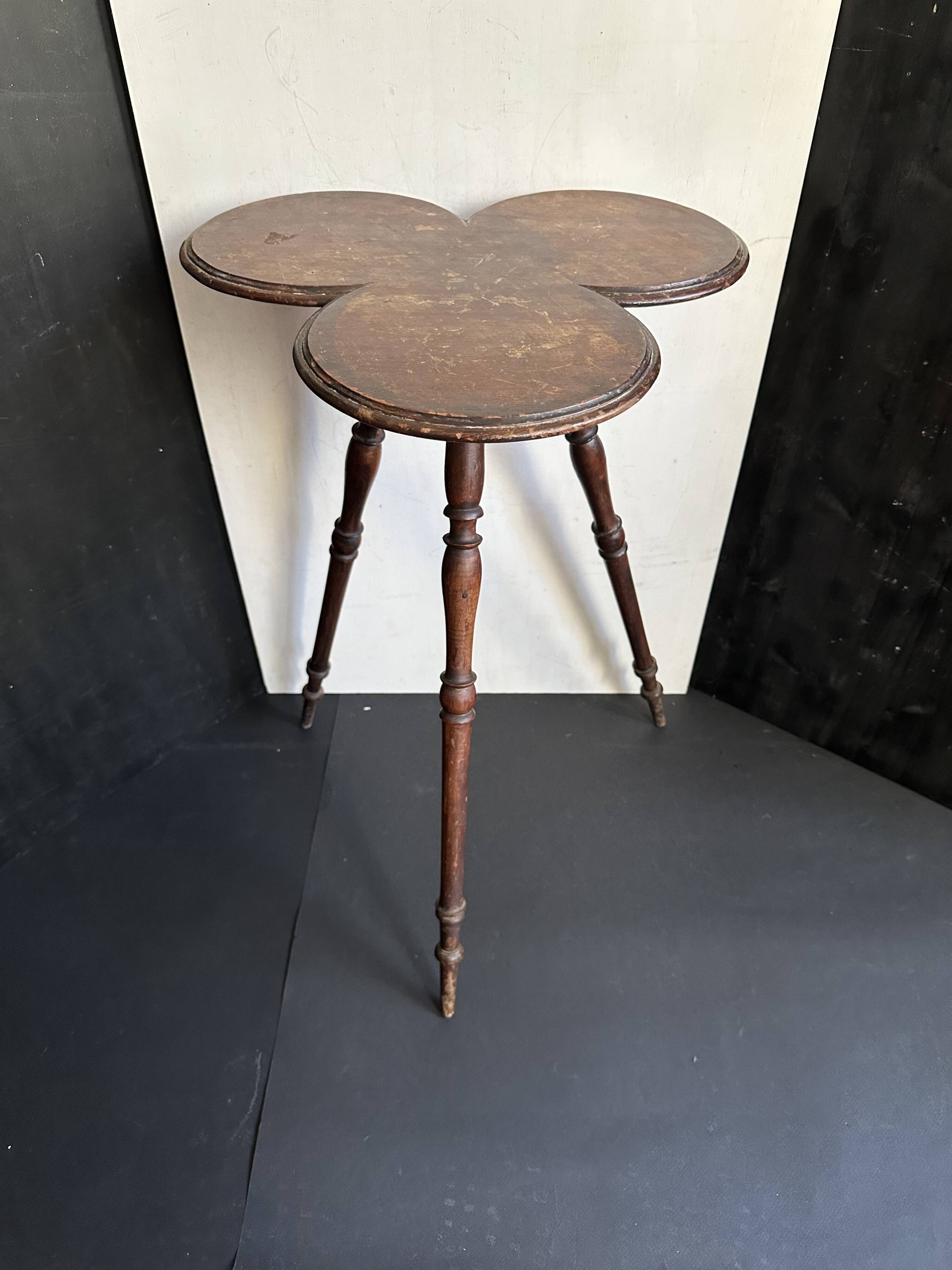 Guéridon Napoléon III en bois, forme trèfle