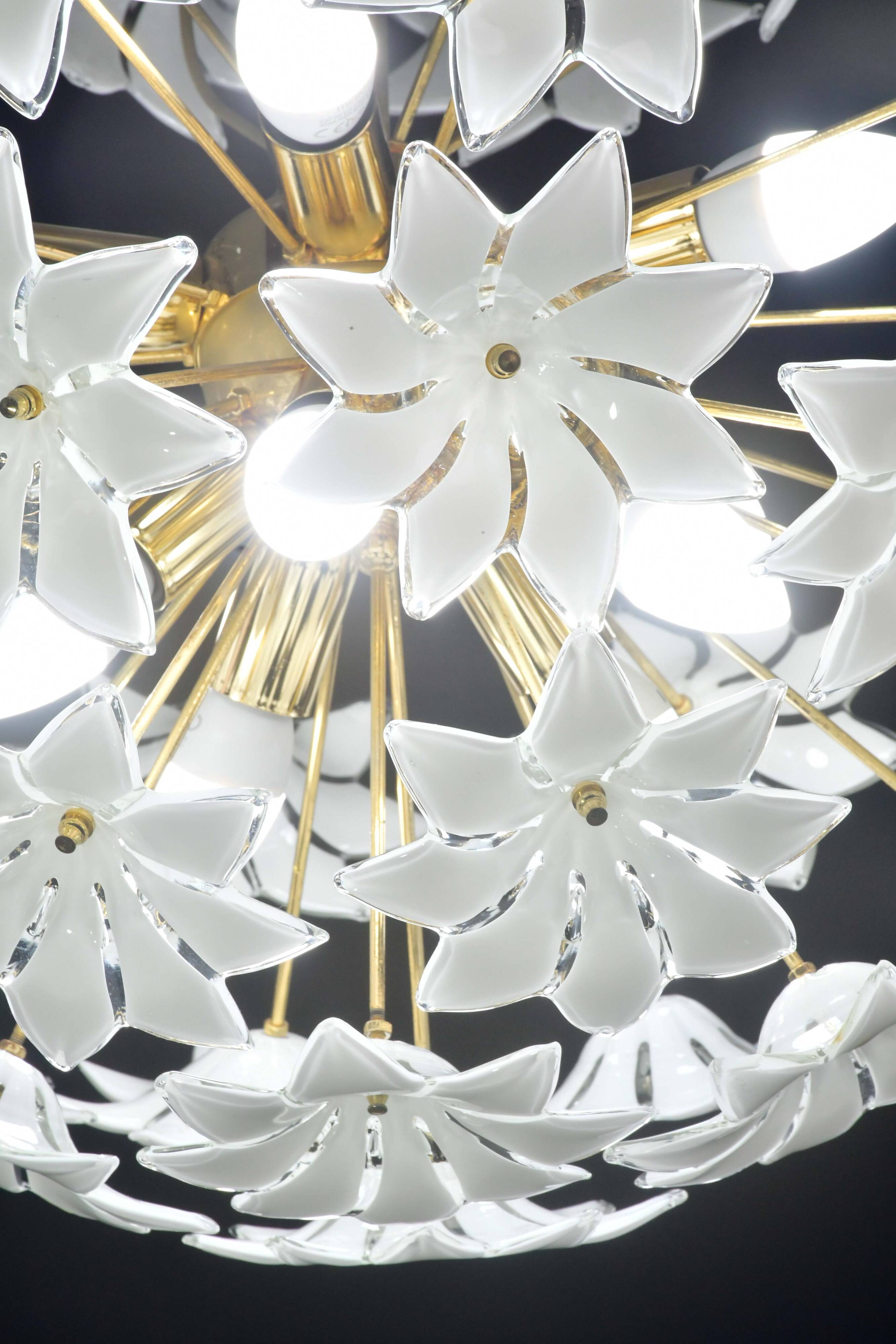 Magnifique lustre Sputnik en verre de Murano blanc orné de fleurs, années 1980
