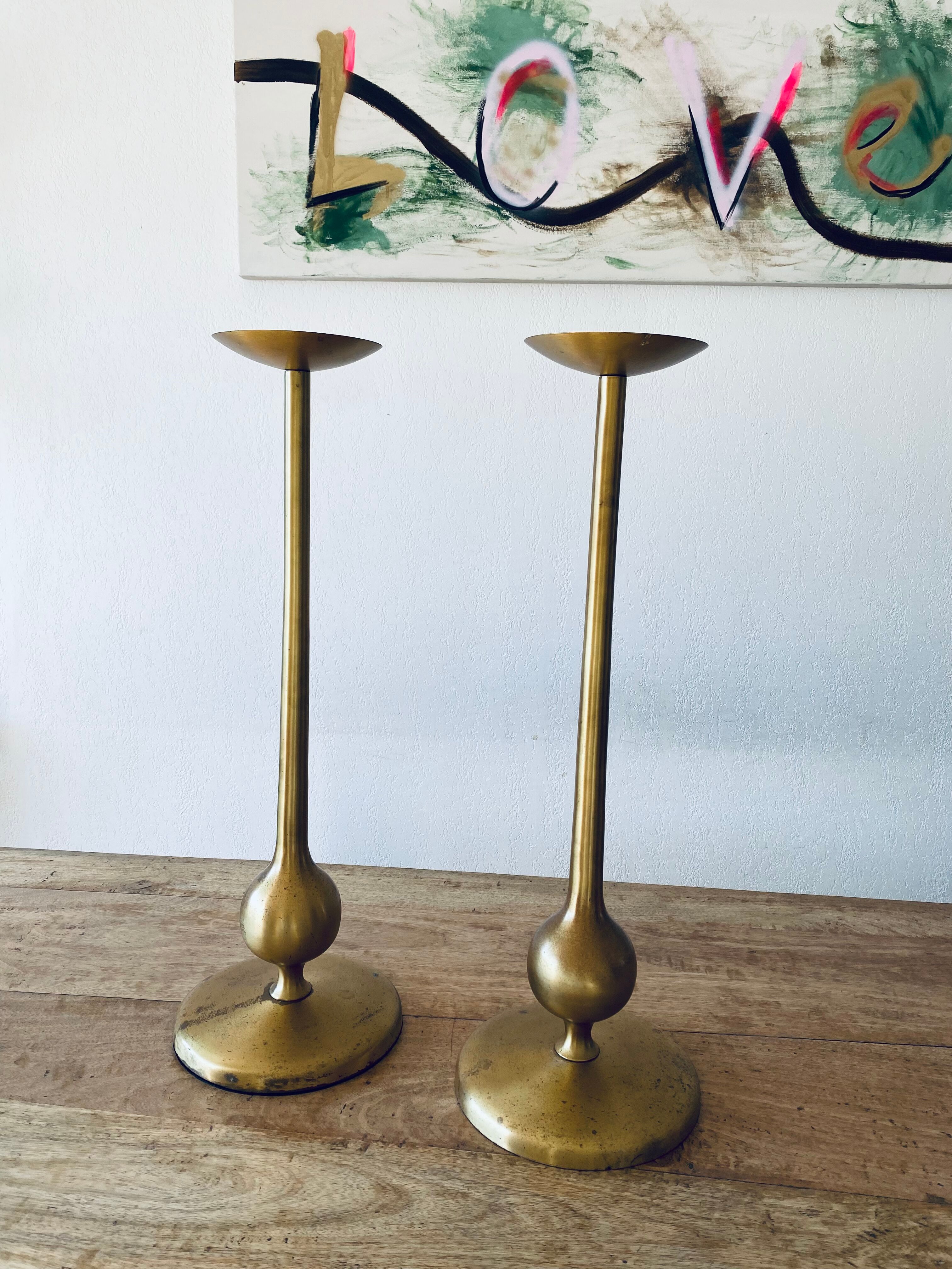 Paire de candélabres en laiton brossé