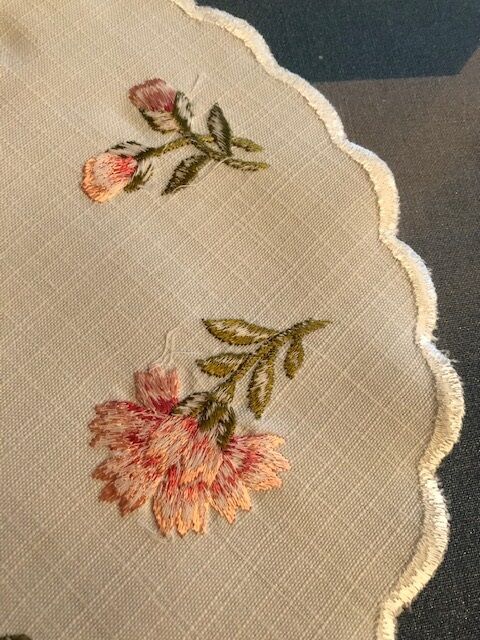 round placemat 22cm (carnations)