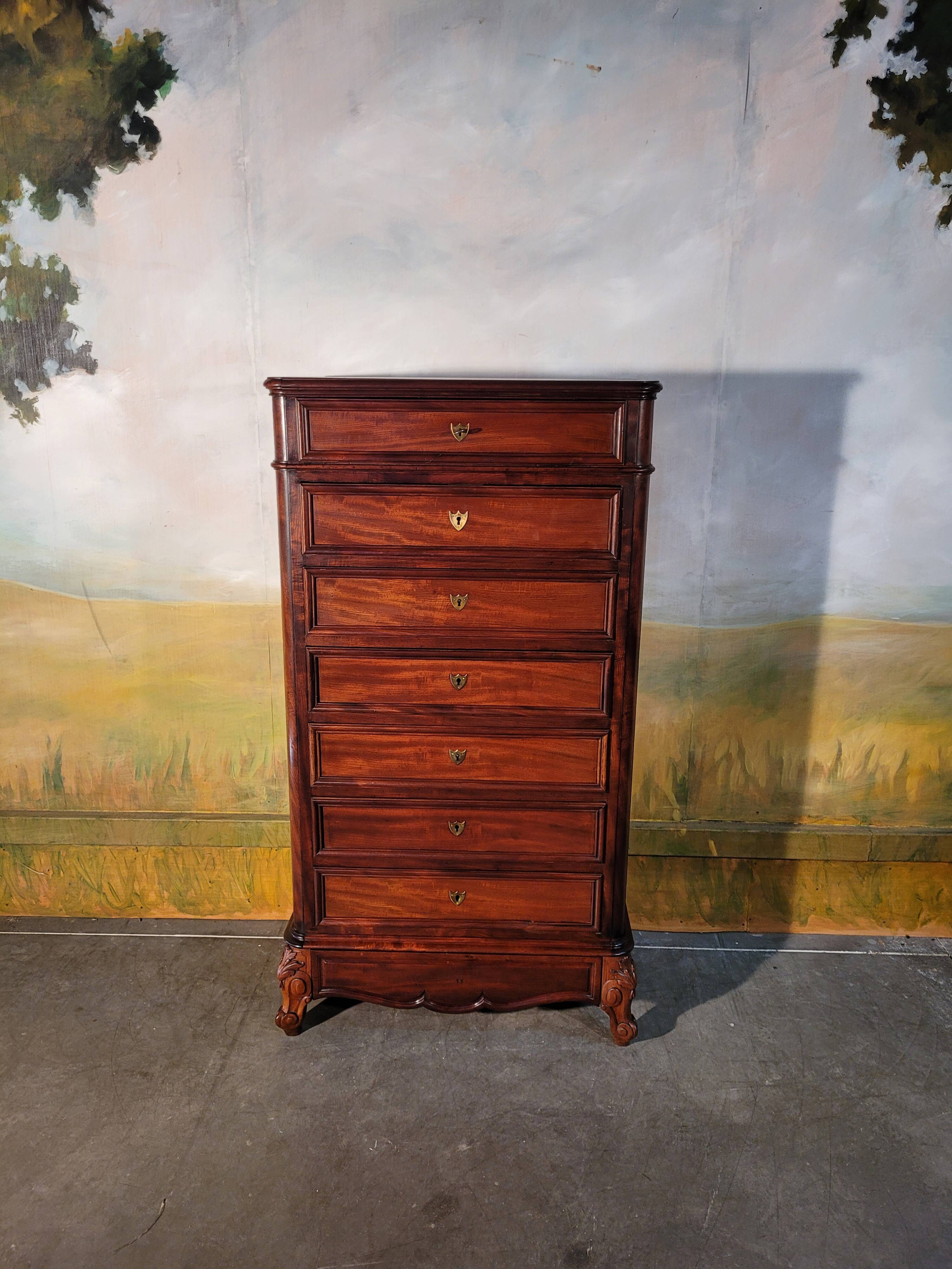 Large mahogany chest of drawers, 19th century