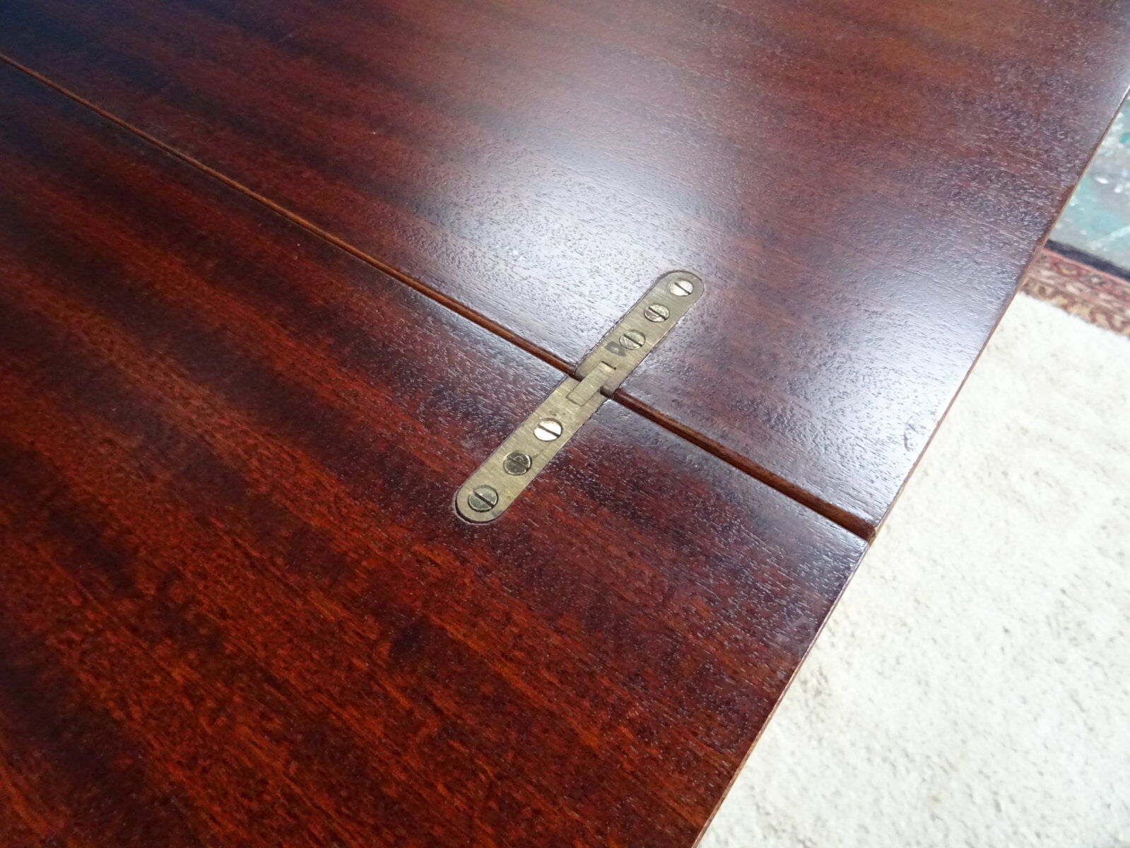 Extendable rise and fall table