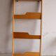 Bibliothèque murale en bois clair vintage
