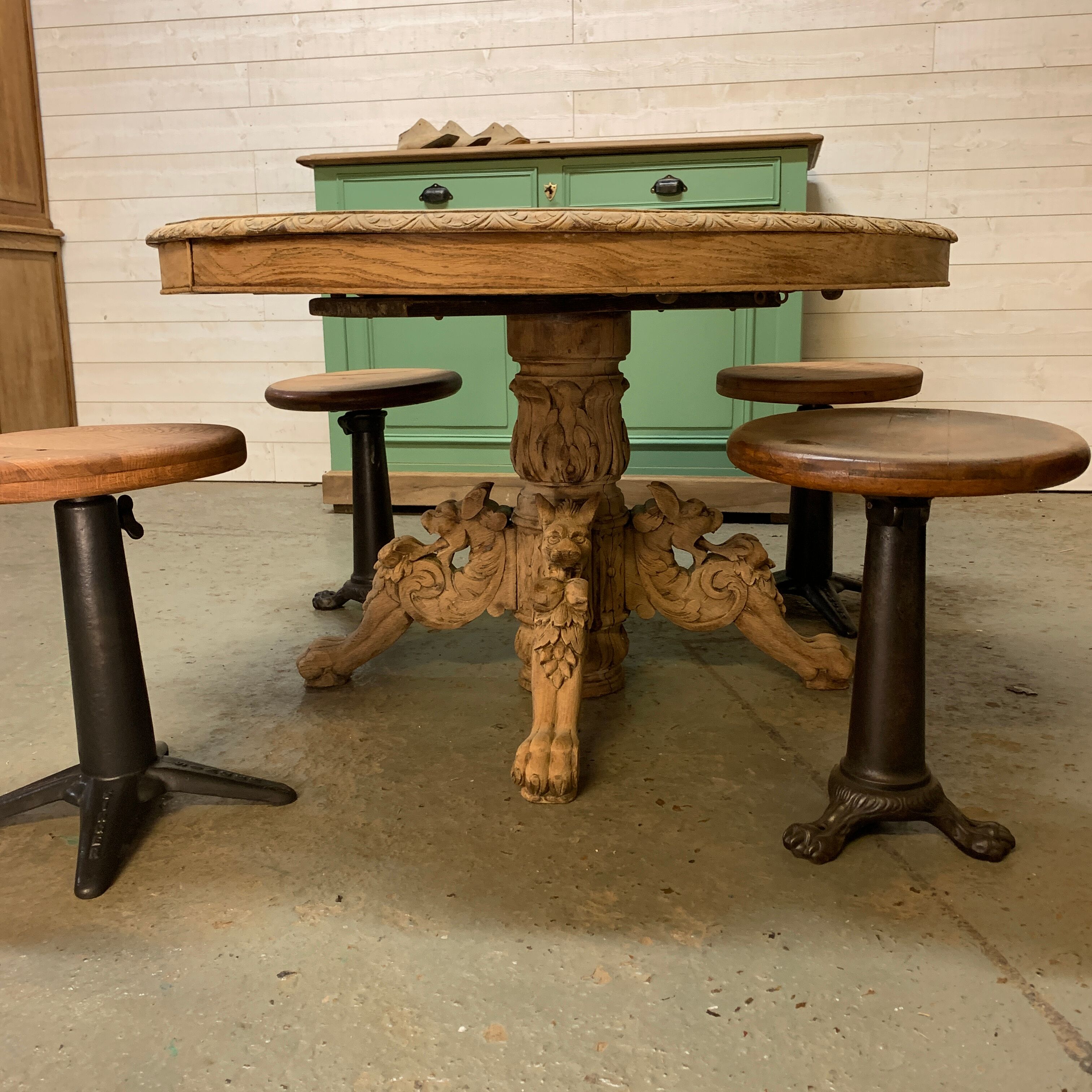 Table Henri II à pattes de lion en chêne brut extensible .