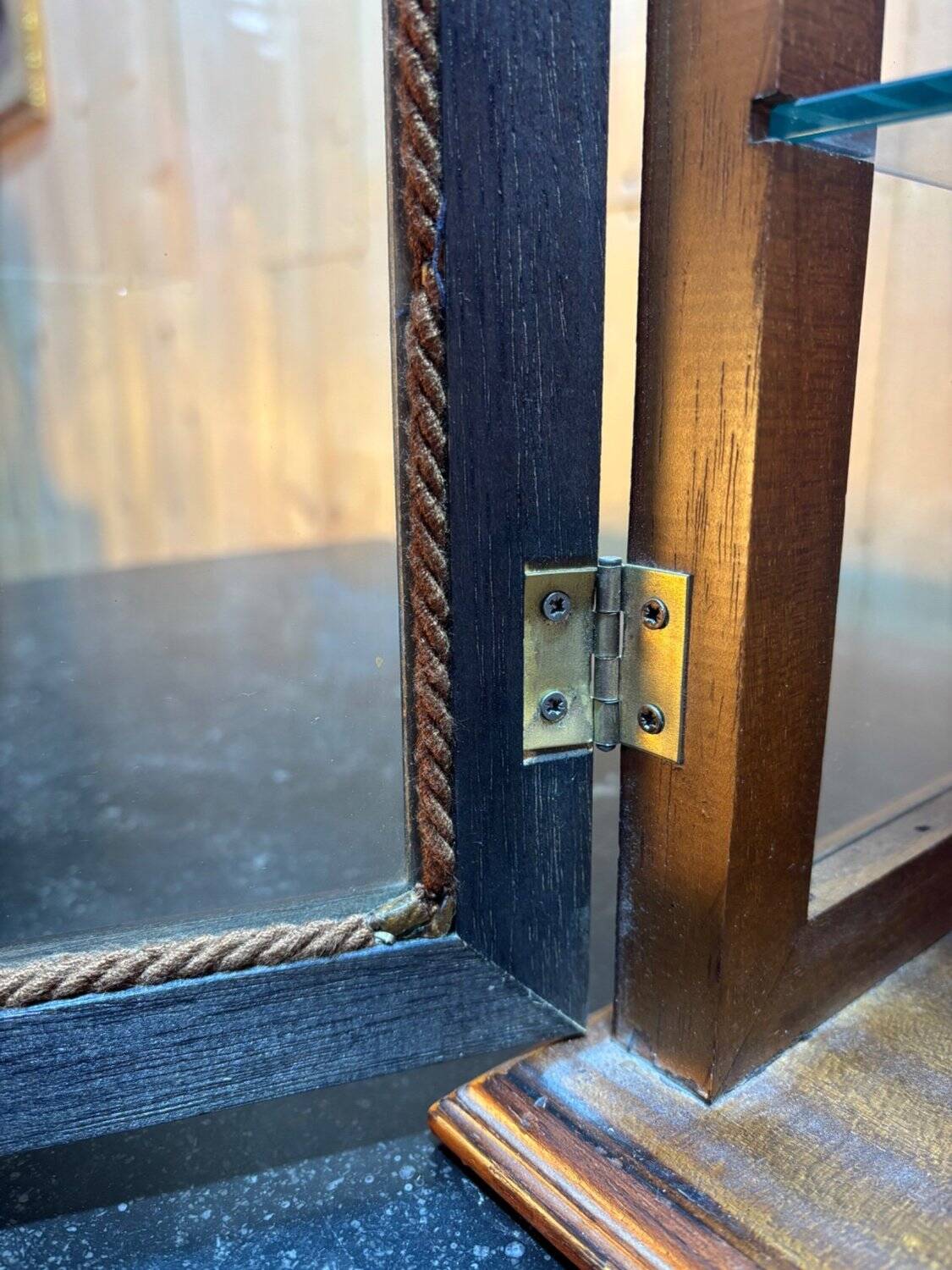 Small display cabinet for collections