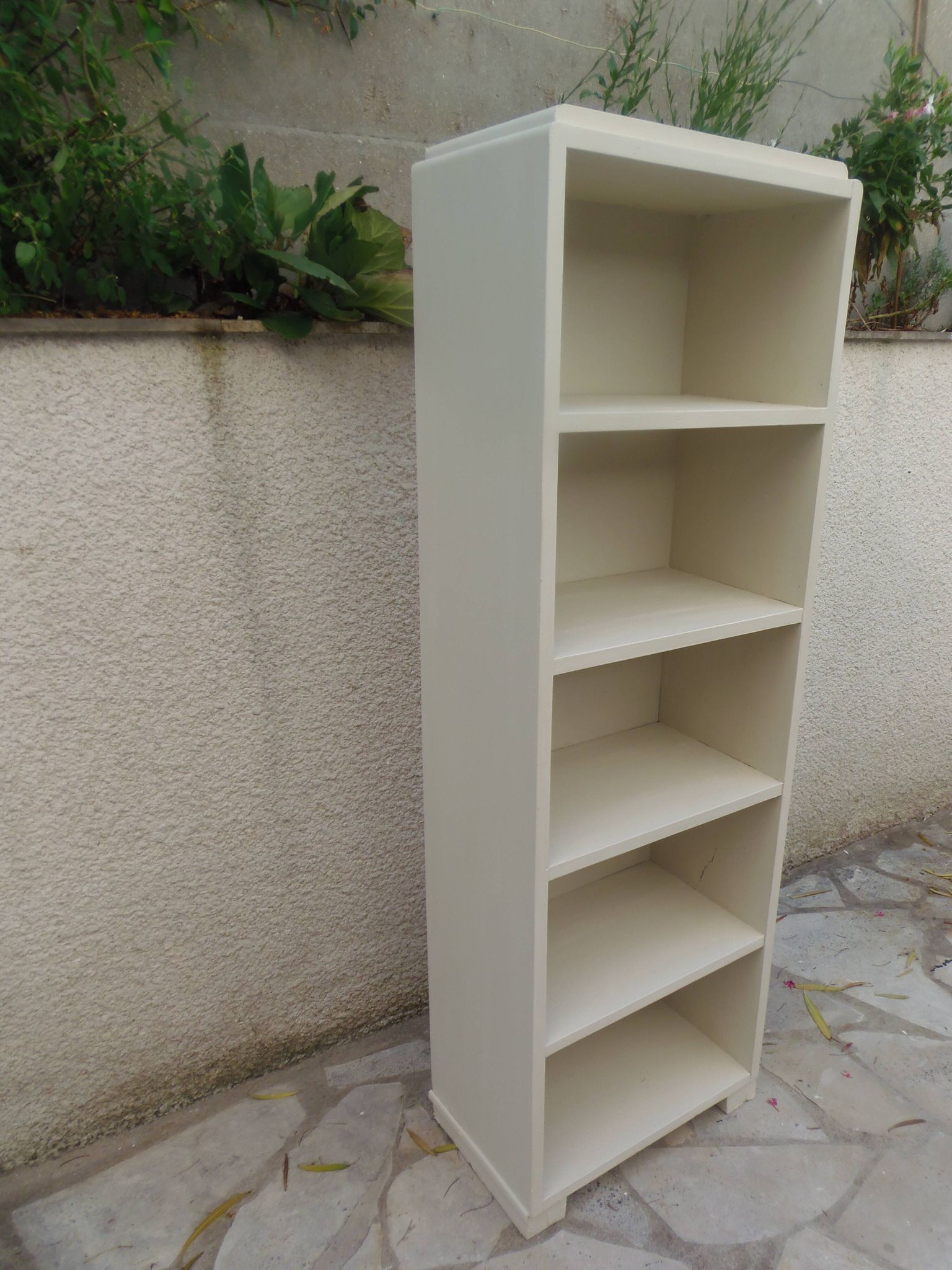 Bibliothèque vintage années 50 rénovée en beige.