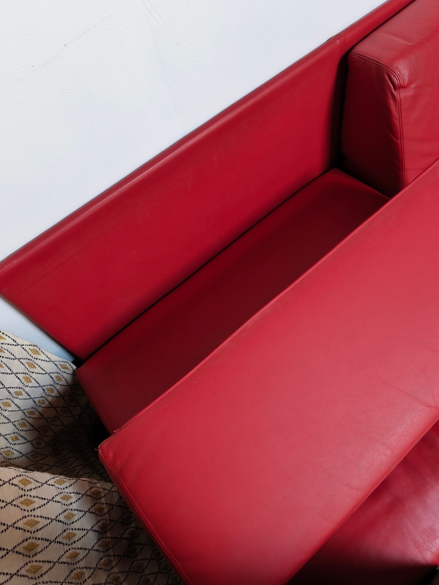 Large vintage red leather three-seater sofa – circa 1960 – structure e