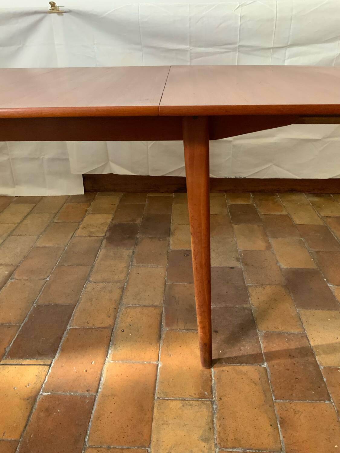 Extendable dining table