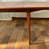 Extendable dining table