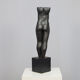 Sculpture en bronze d'un torse féminin debout par Francine Govers, années 1990.