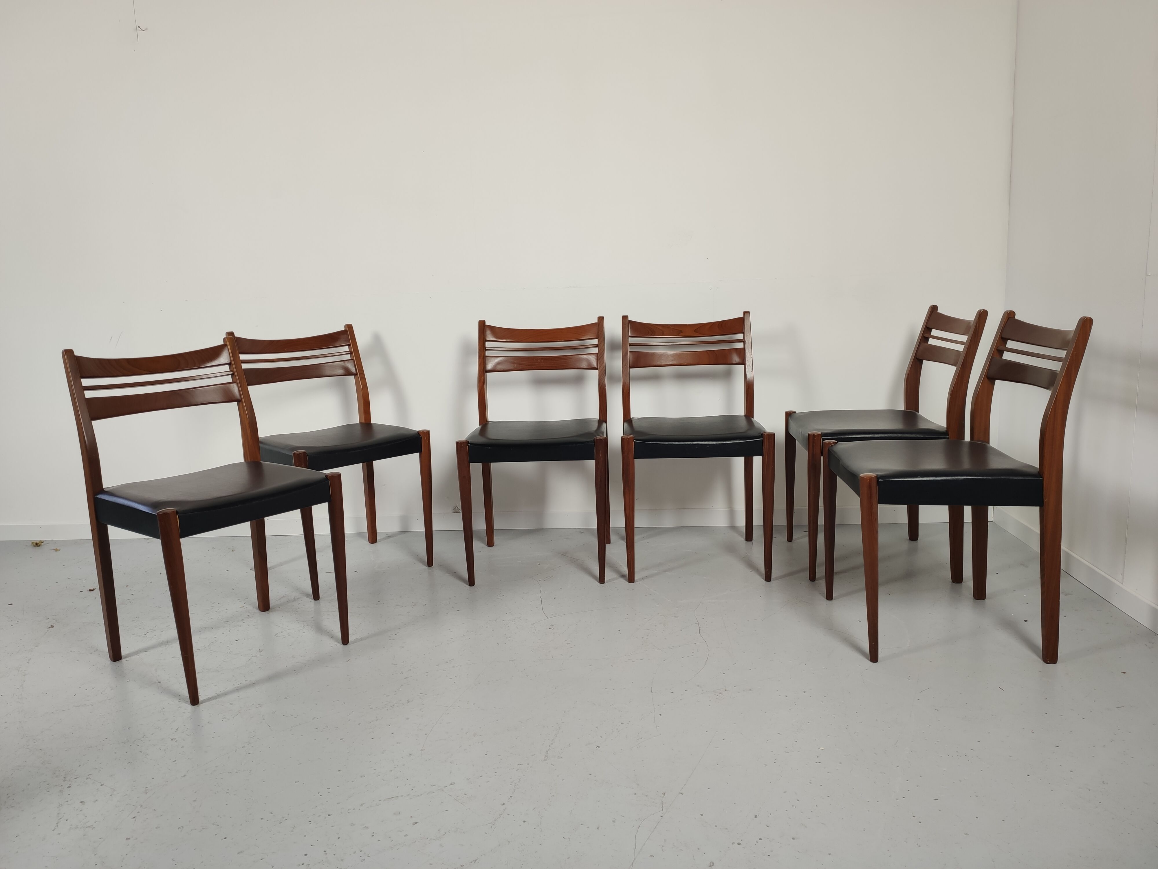 Lot of 6 vintage skai Scandinavian chairs 60s/70s