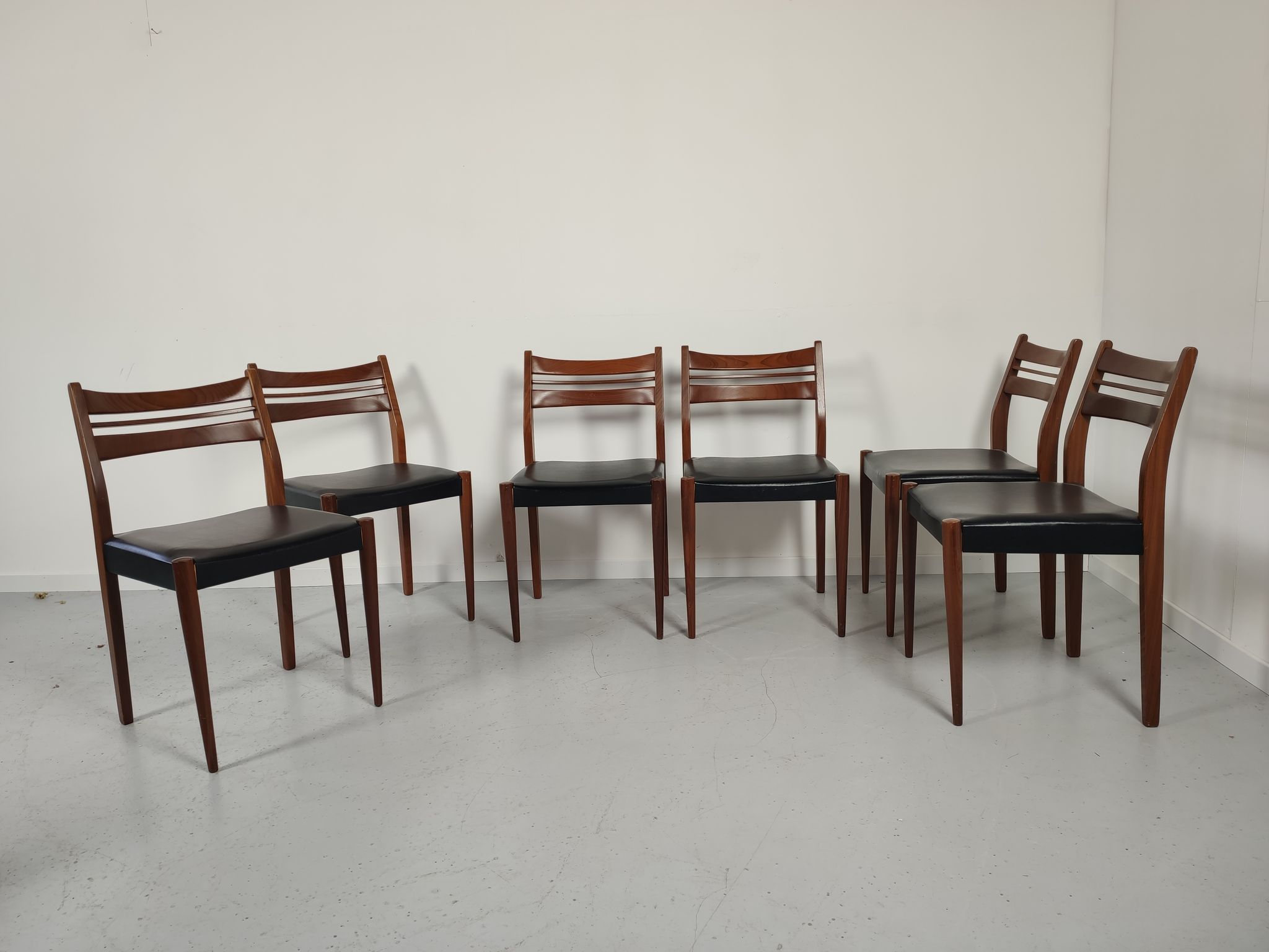 Lot of 6 vintage skai Scandinavian chairs 60s/70s