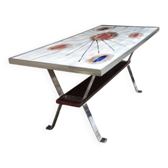 Table basse avec plateau en céramique.