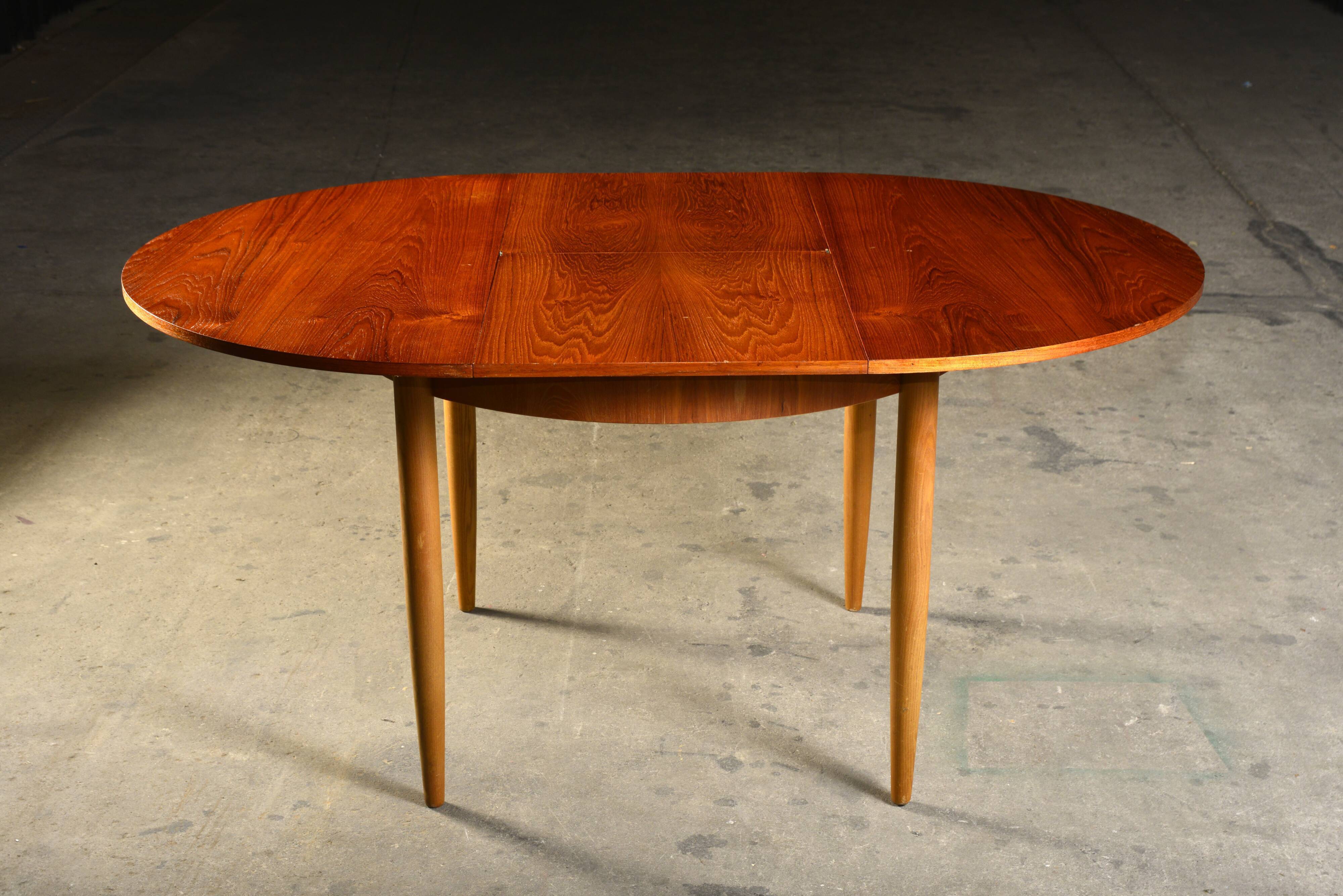 Extendable table and 4 Scandinavian chairs