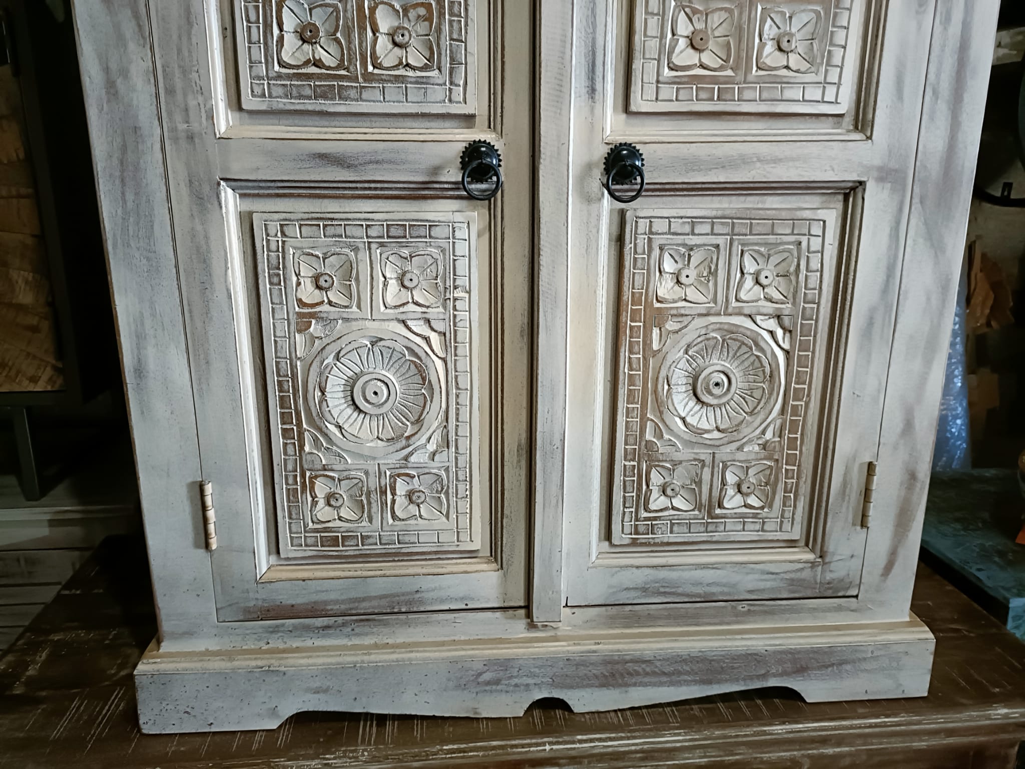 White chest of drawers