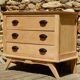 Très charmante petite commode en chêne à pieds compas style scandinave