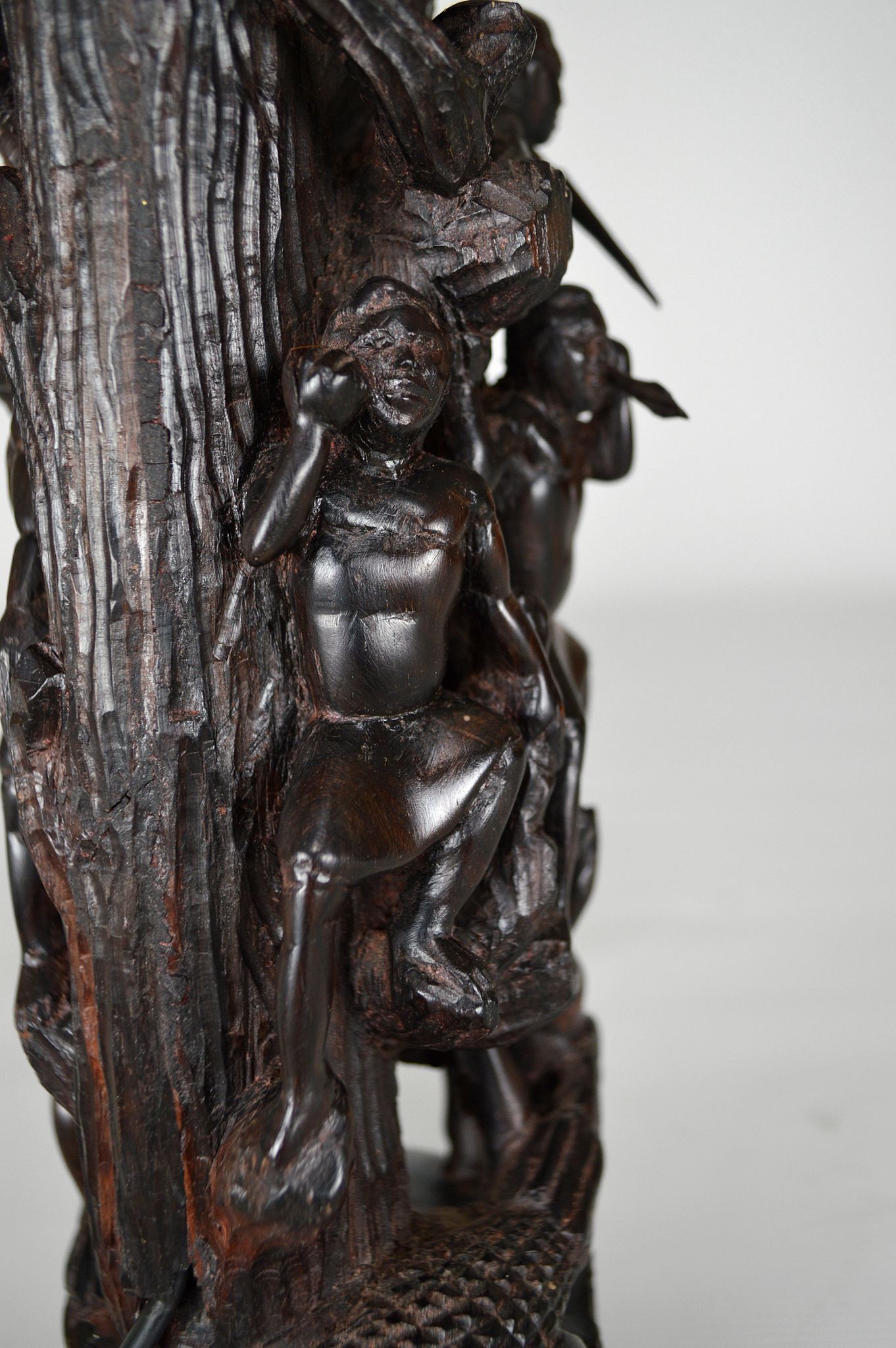 Lampe africaine en ébène sculpté, "Chasseurs, buffle et crocodile"