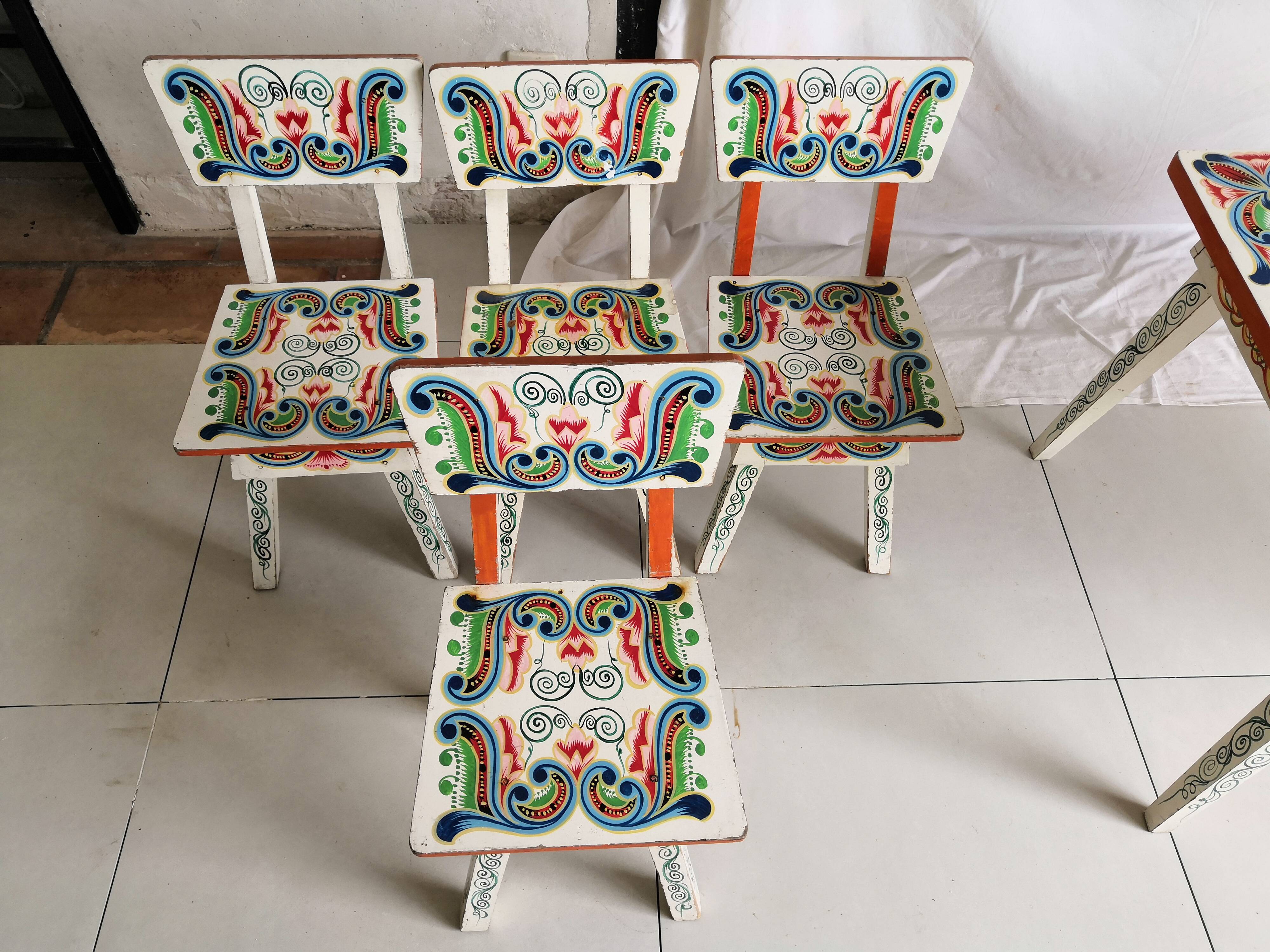 Table lounge - 4 ethnic vintage children's chairs