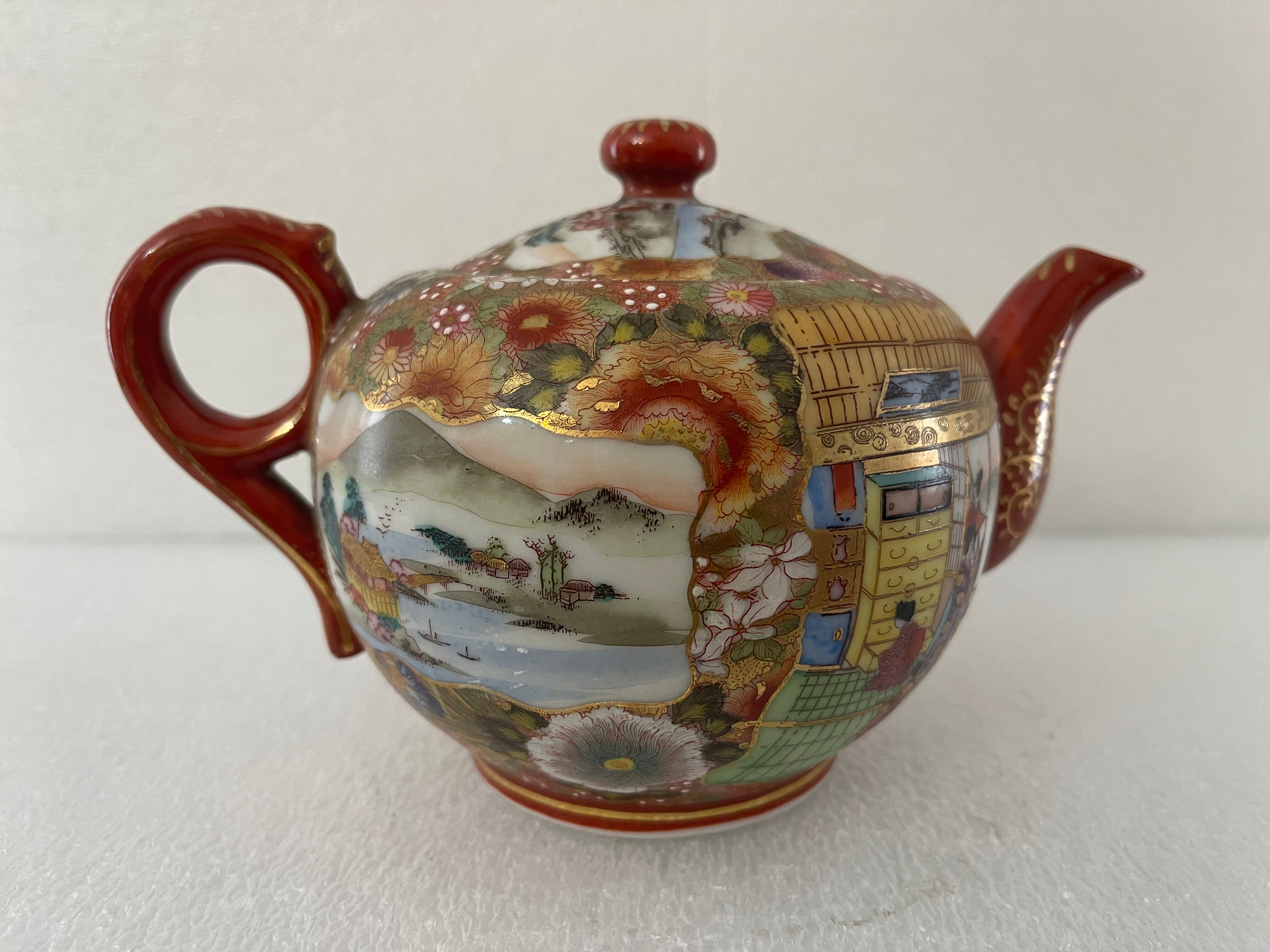 Teapot Satsuma porcelain polychrome décor signed Koshida around 1920
