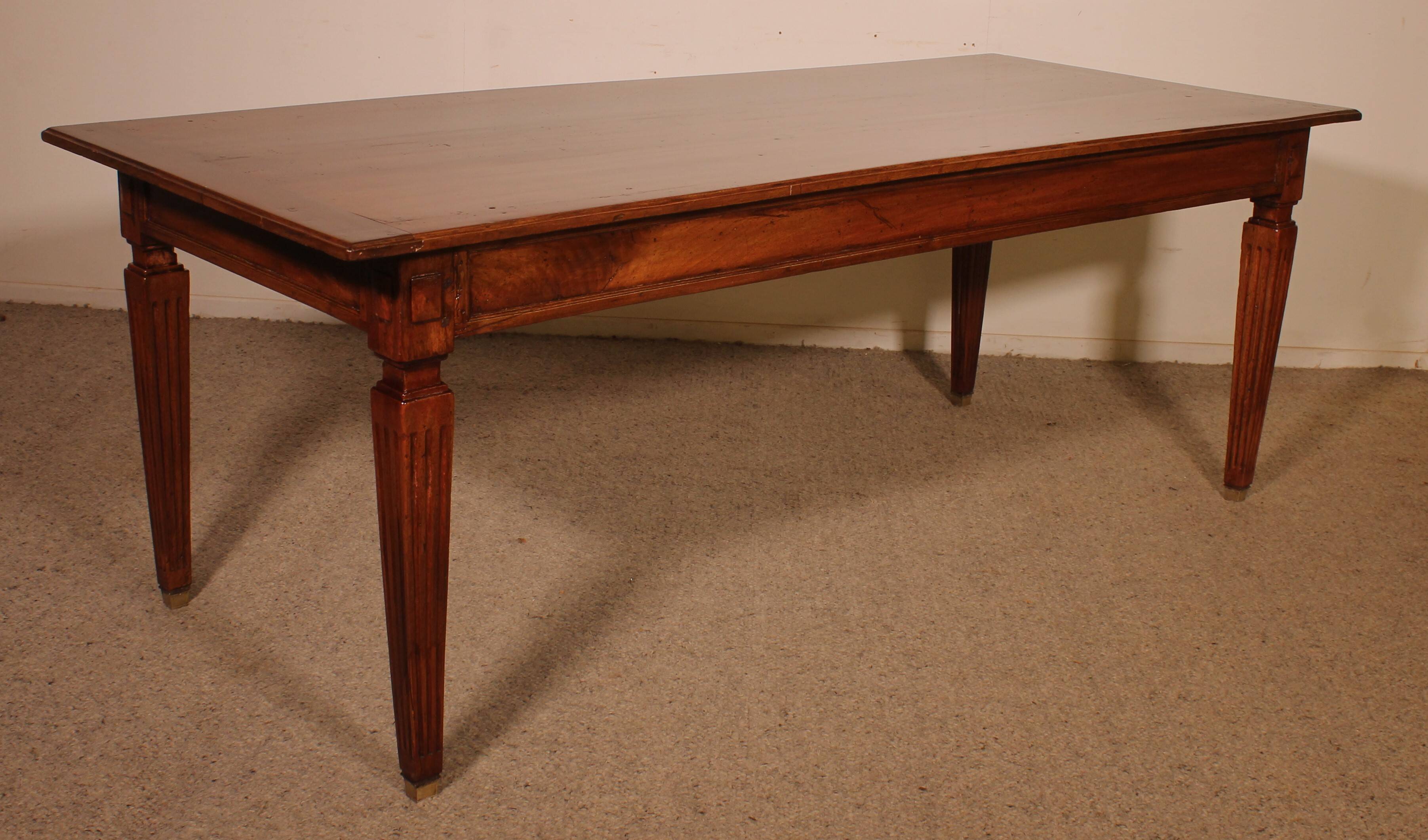 Louis XVI Period Dining Table in Walnut - 18th Century