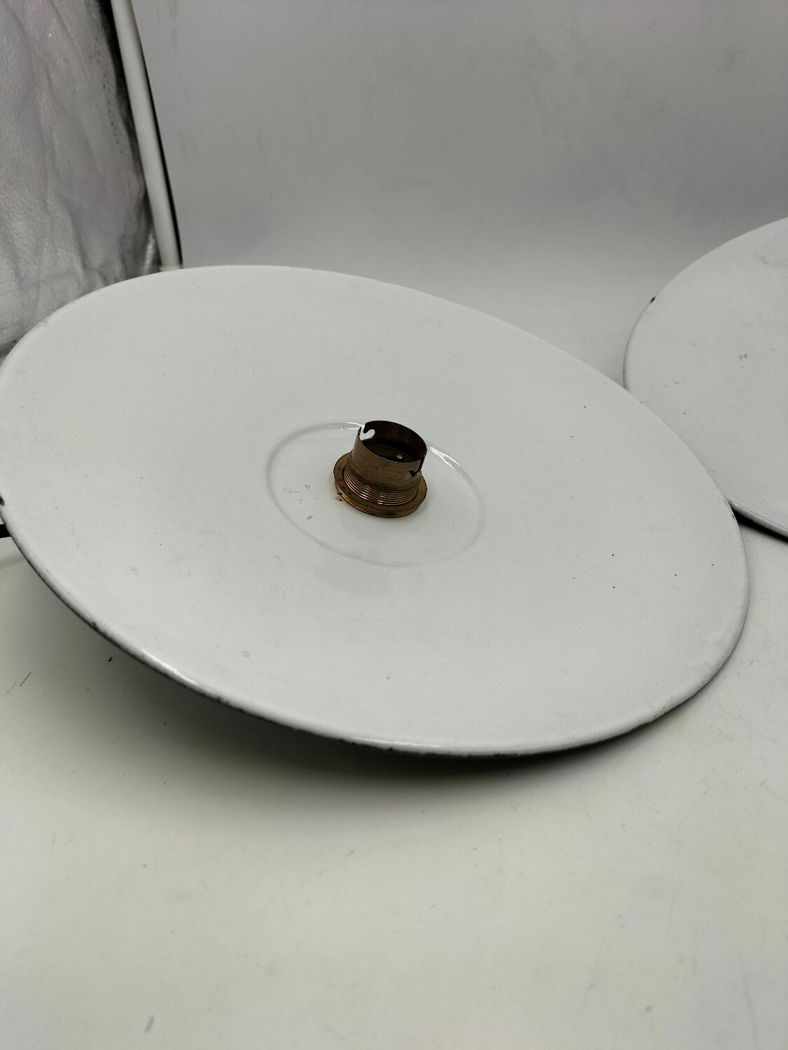 Suspensions in enamelled sheets