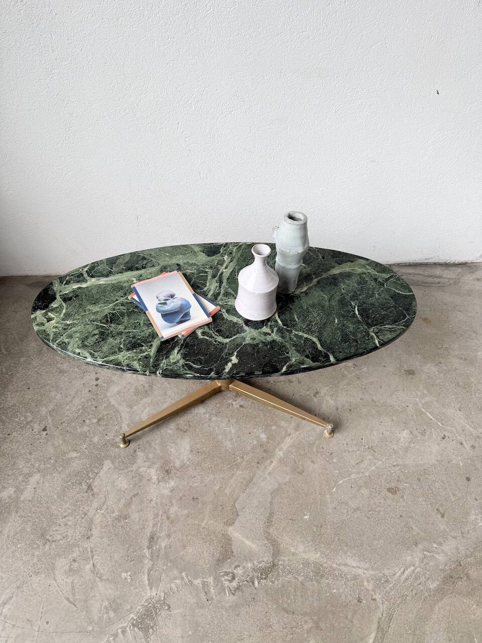 Table basse en marbre vert et laiton par Michel Kin pour Arflex