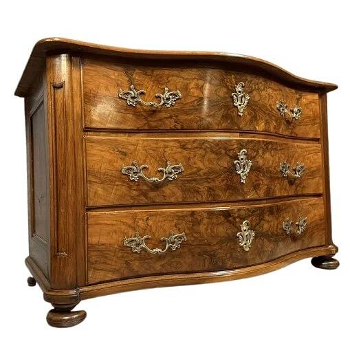 Curved chest of drawers from the Louis XIV - Louis XV period in burr walnut and gilded bronze
