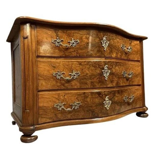 Commode galbée époque Louis XIV - Louis XV en ronce de noyer et bronzes dor