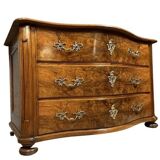 Curved chest of drawers from the Louis XIV - Louis XV period in burr walnut and gilded bronze