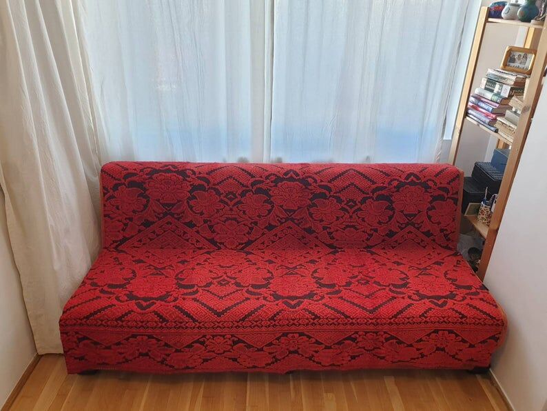 Tapis rouge fait à la main en Roumanie 155x190cm