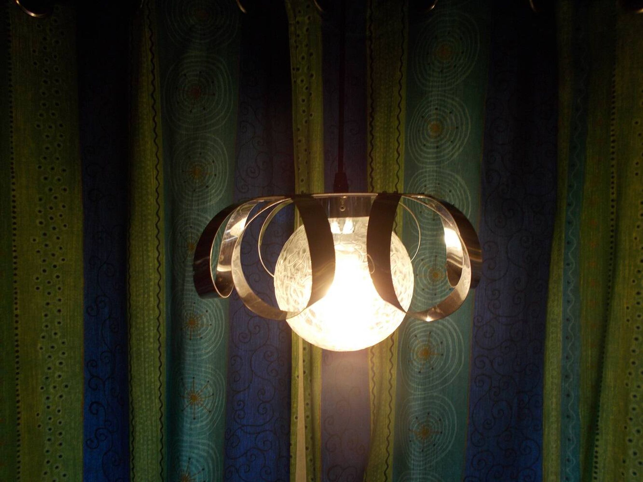 Suspension verre et métal chromé année 70