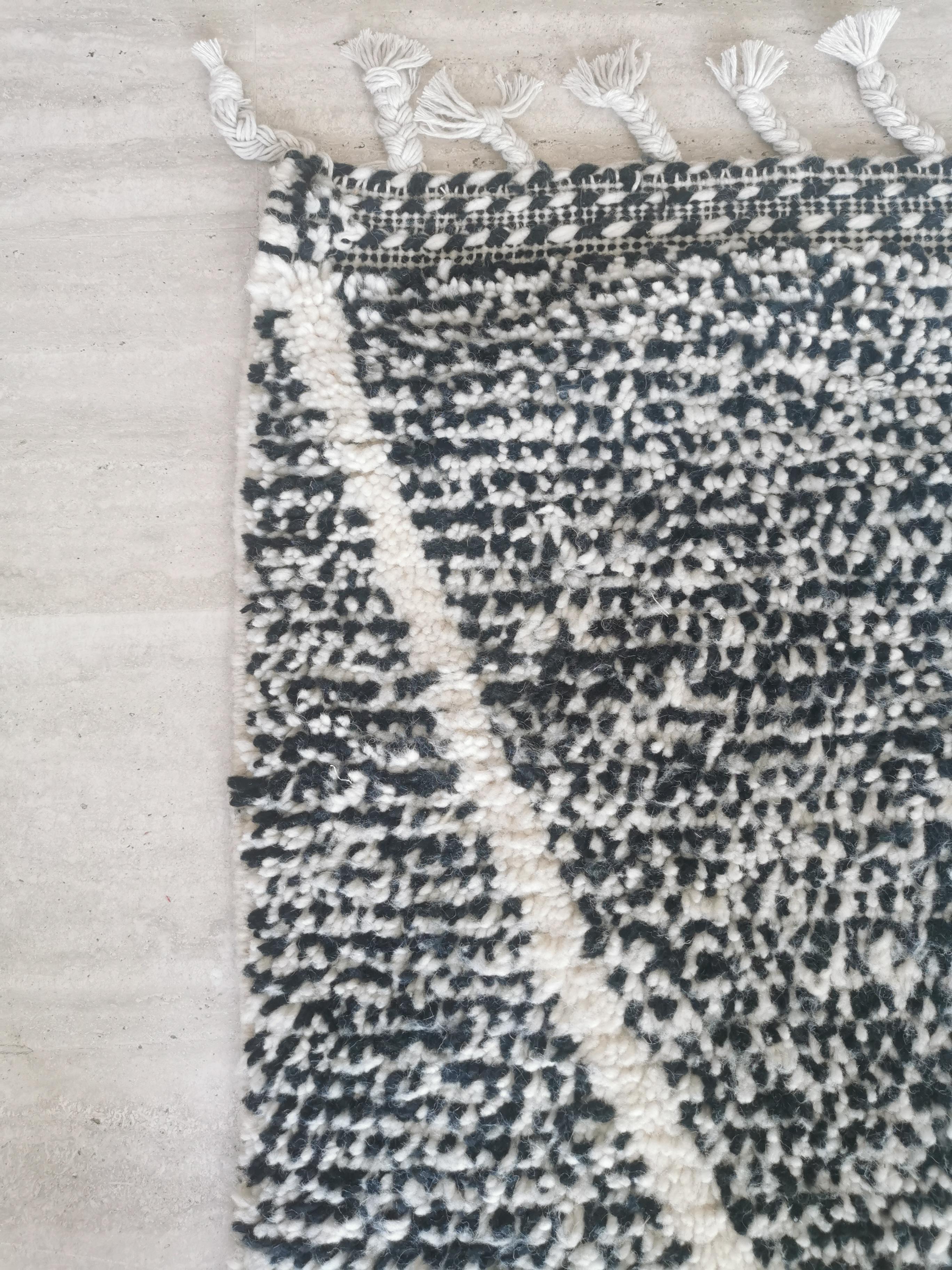 Genuine black and white Béni Ouarain Berber wool rug