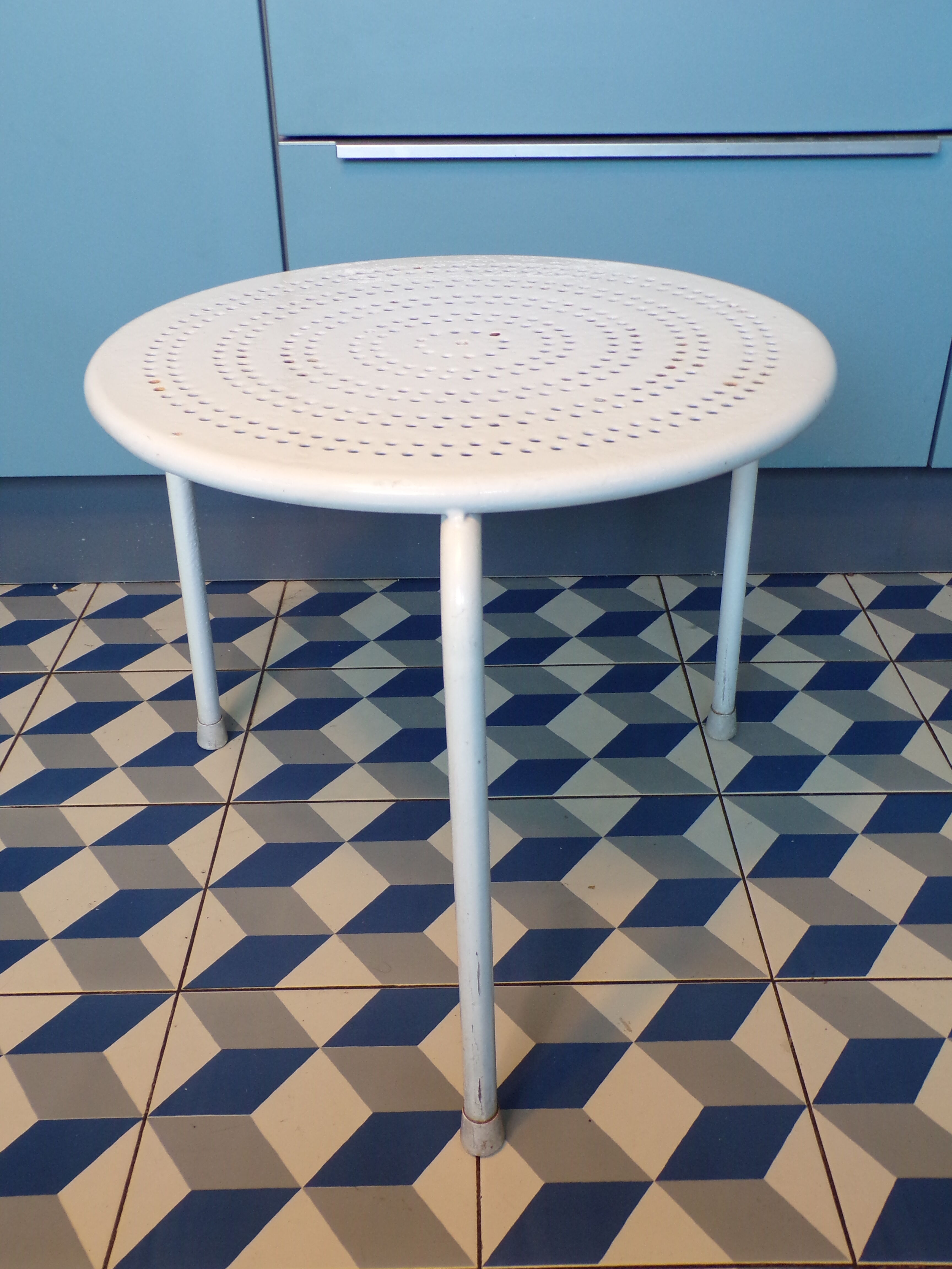 Table basse de jardin en tôle perforée