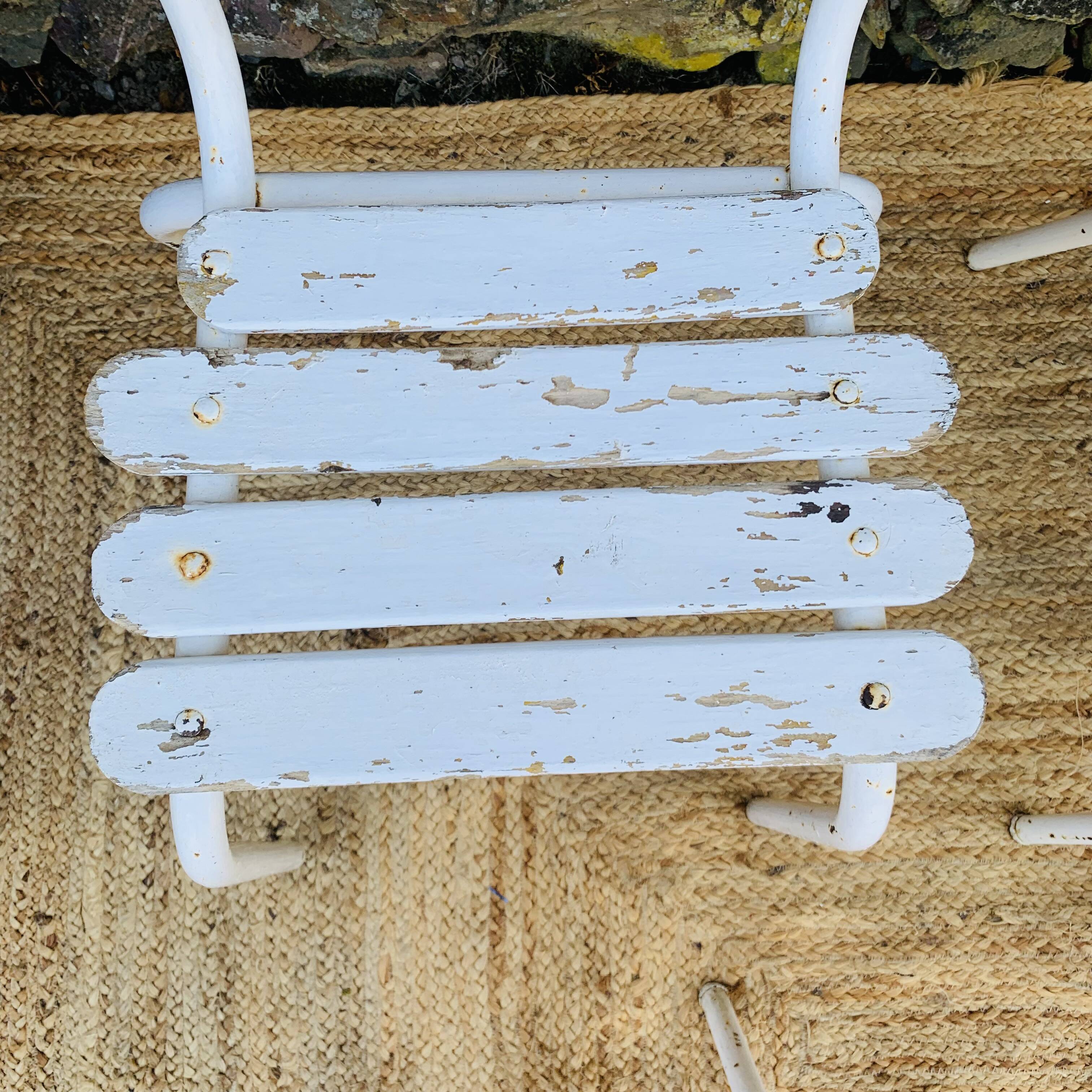 Set of 5 white wooden chairs