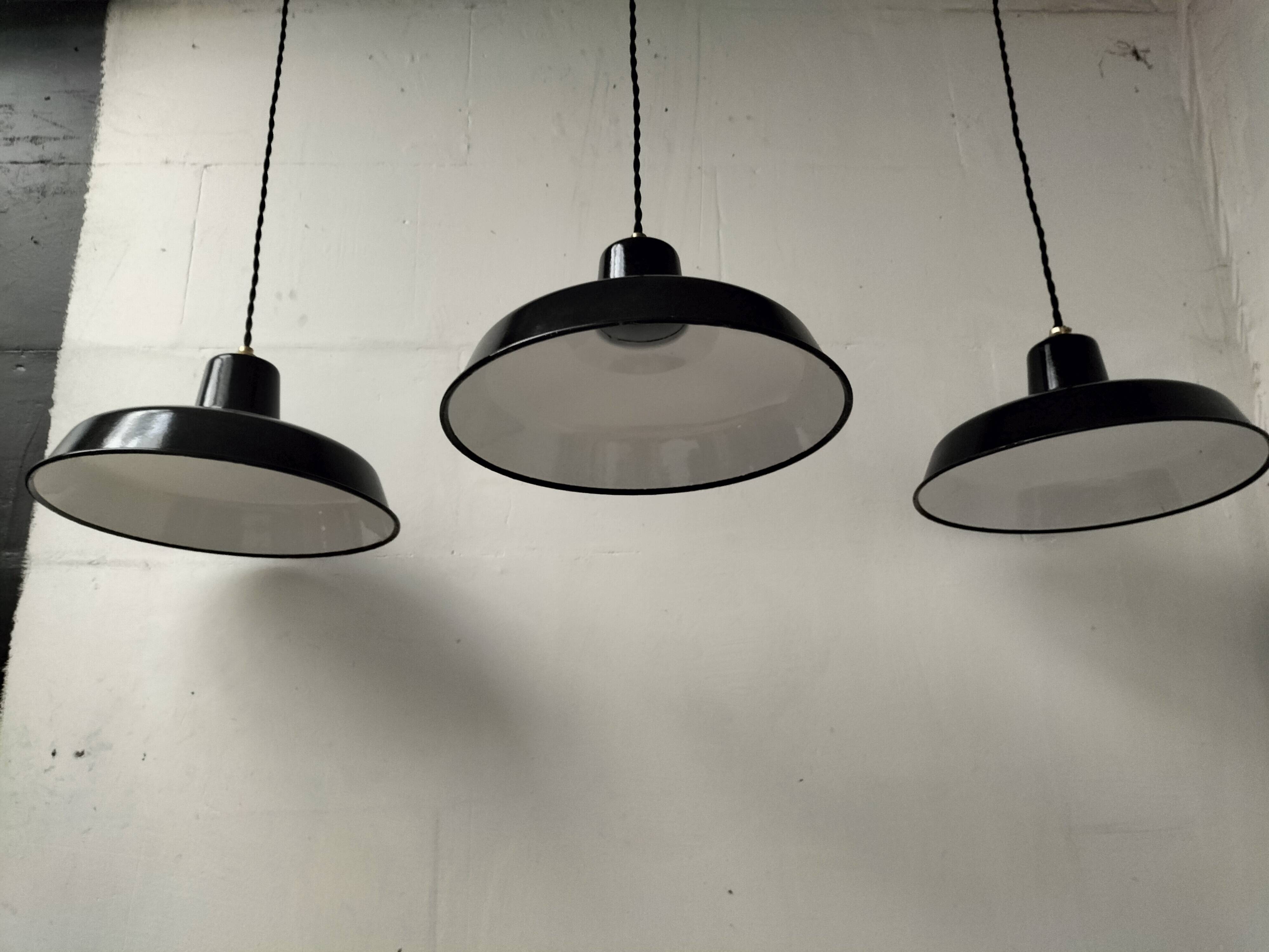 Enamelled sheet metal suspensions