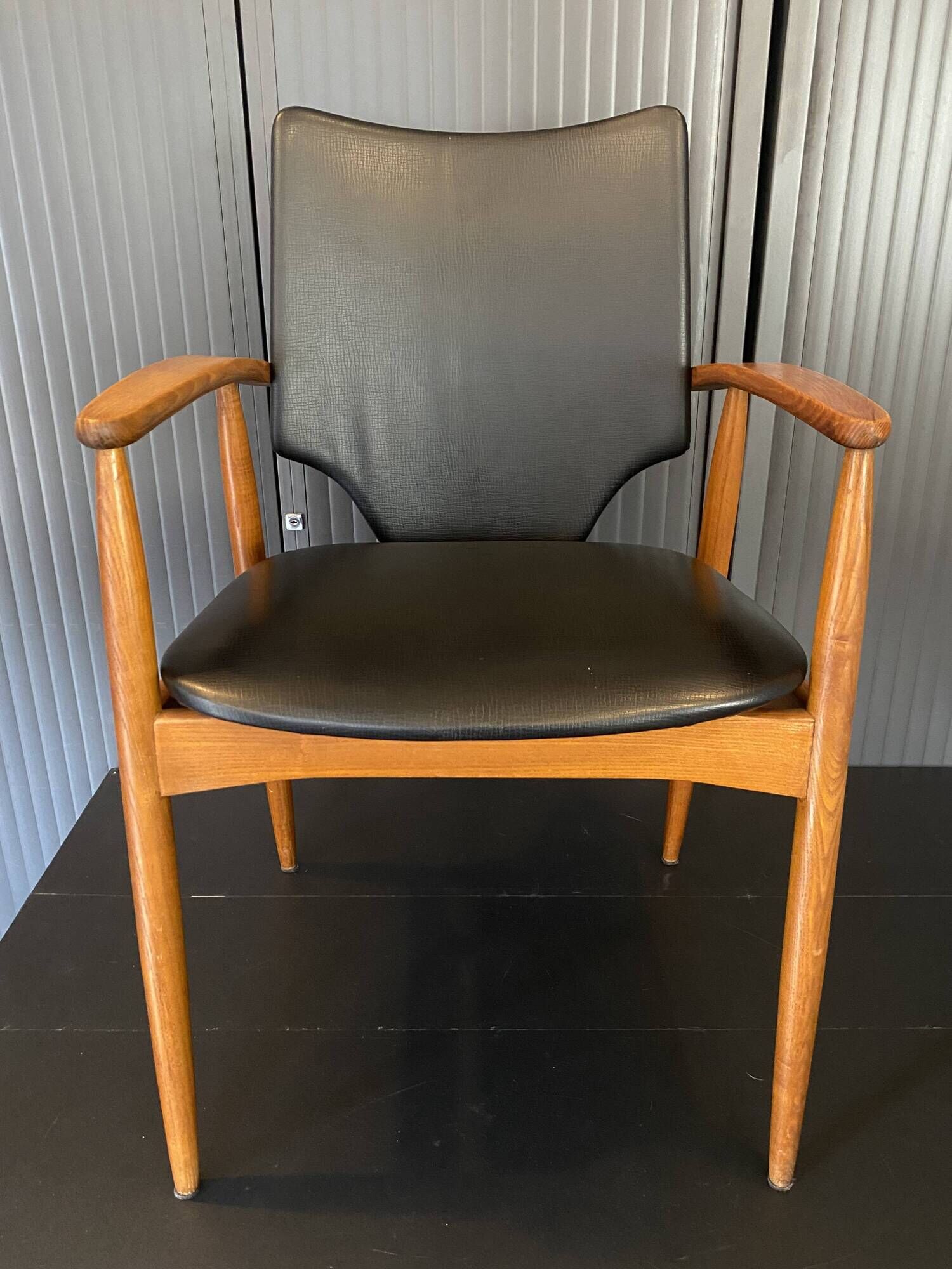 A Scandinavian teak skai chair from the 1960s for a vintage desk table.