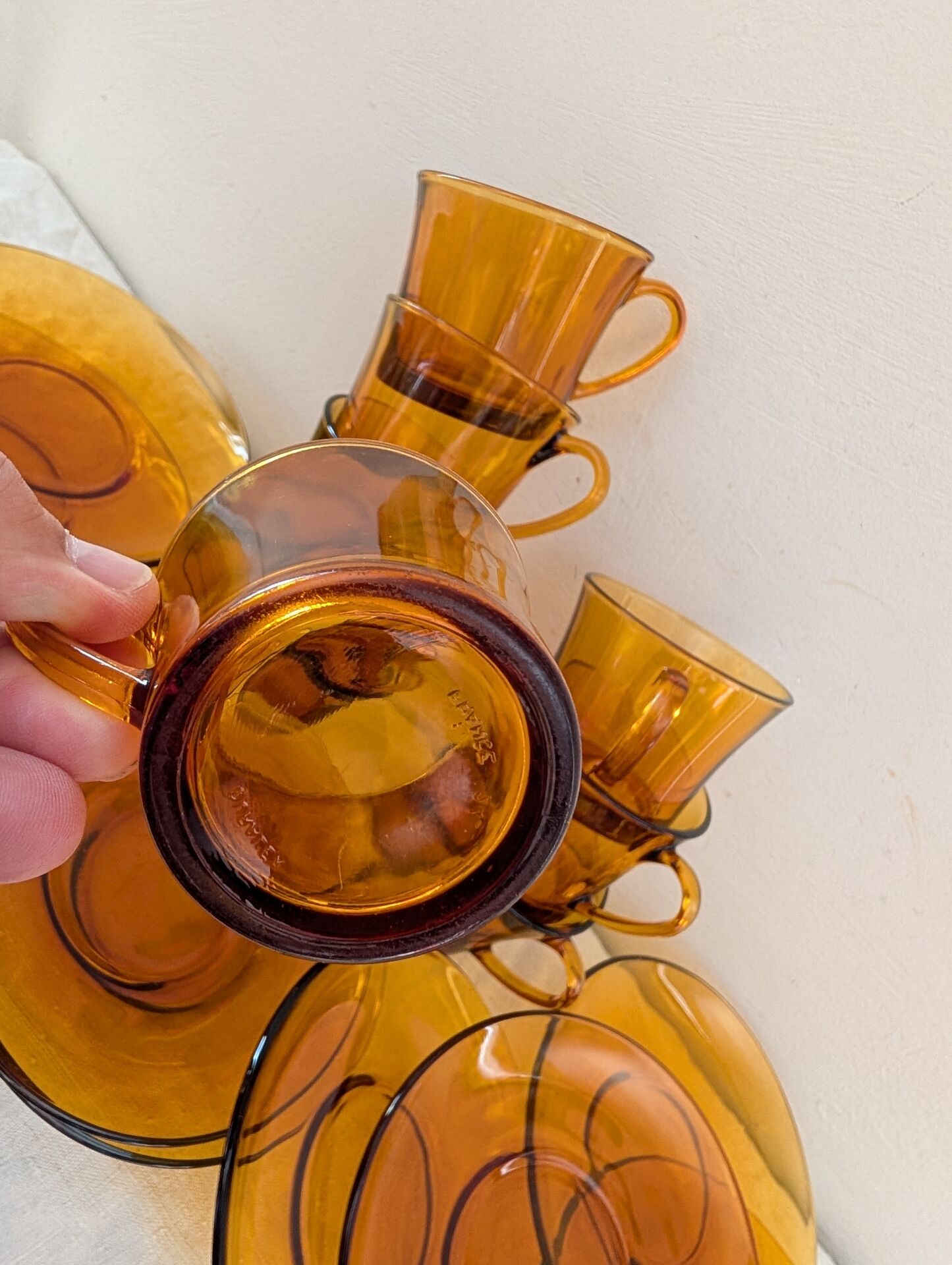 8 Duralex amber glass cups and saucers – France, 1970s