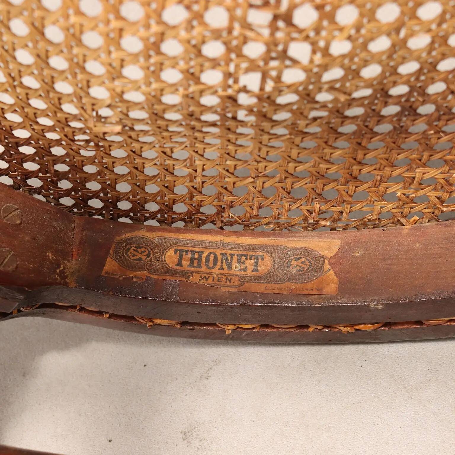 Lot de quatre chaises Thonet anciennes en hêtre cintré teinté acajou, Vienne, XXe siècle