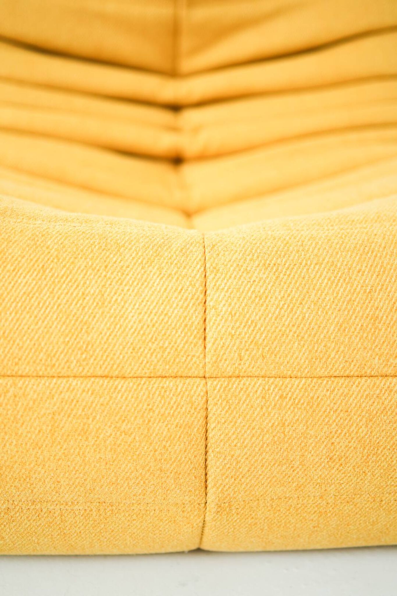 Ensemble de chaise et pouf Togo en tweed jaune