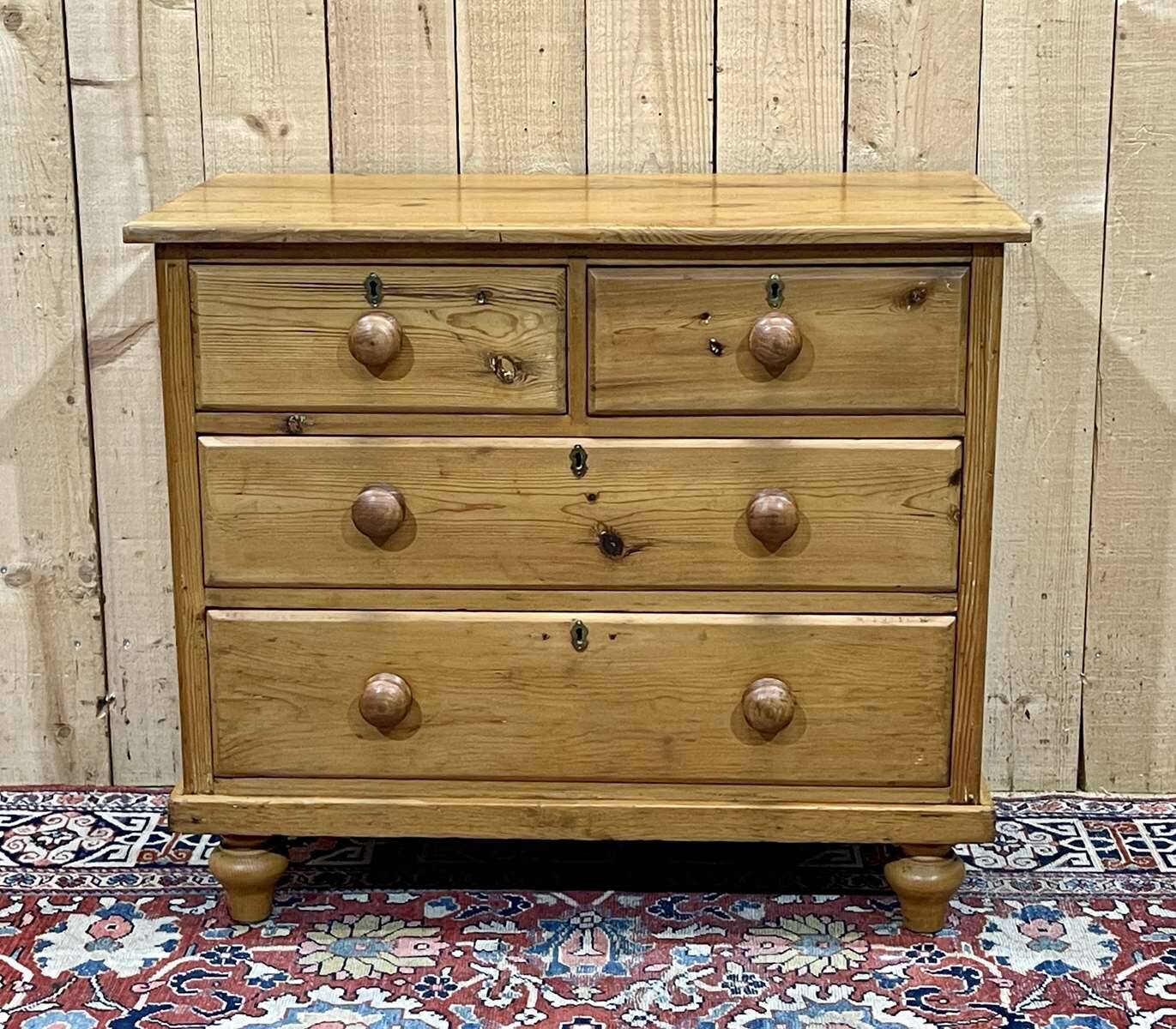 English chest of drawers from the end of the 19th century in fir